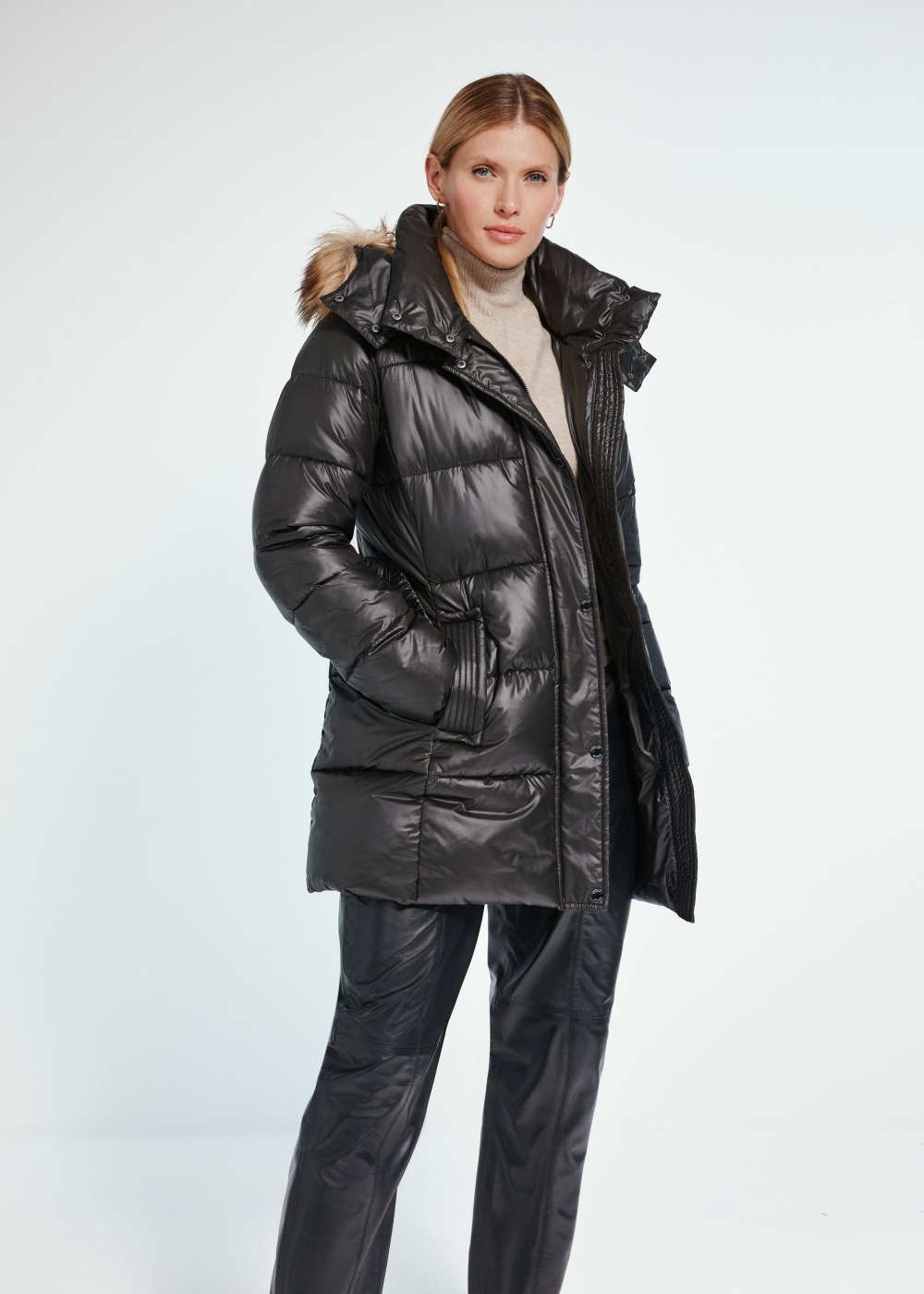 半鐘 Czarna zimowa kurtka damska KURDT-0540-99(Z24) | OCHNIK
