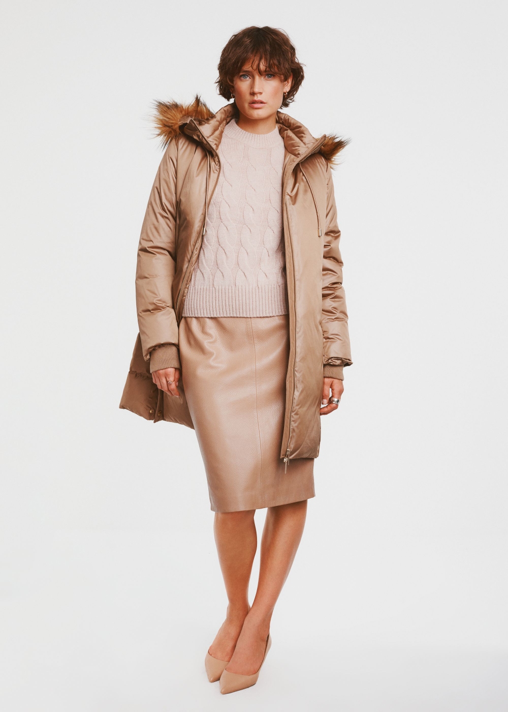 Ocieplana ciemnobeżowa kurtka damska KURDT-0519-82(Z24) | OCHNIK