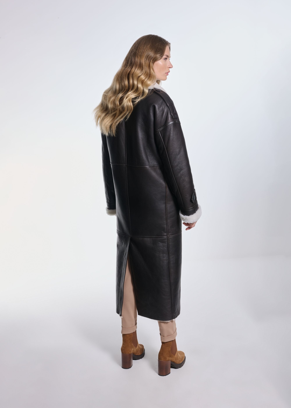 Brązowy skórzany długi kożuch damski KOZDS-0080-3177(Z24) | OCHNIK