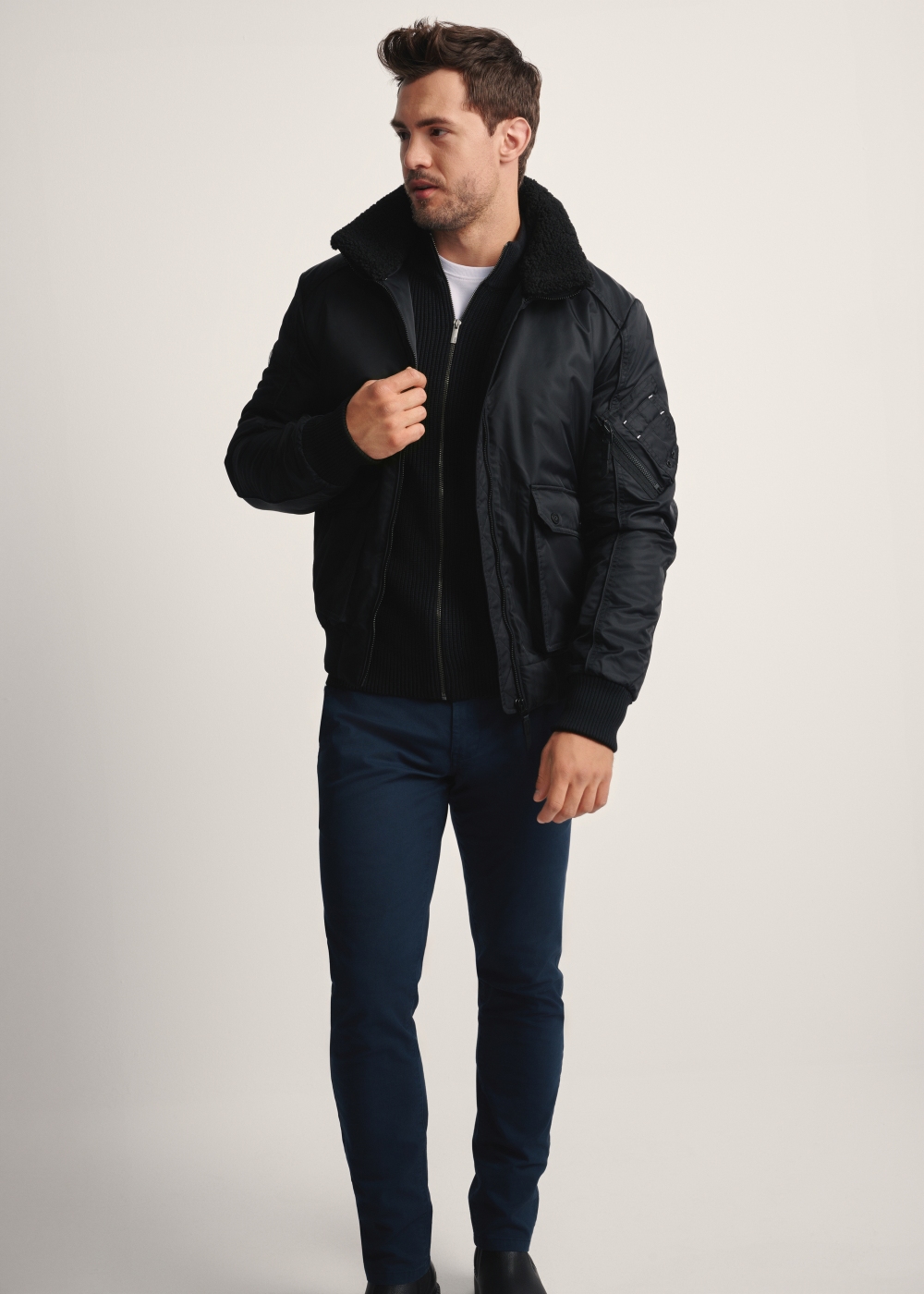 Czarna kurtka męska z kołnierzem KURMT-0399-99(Z25) | OCHNIK