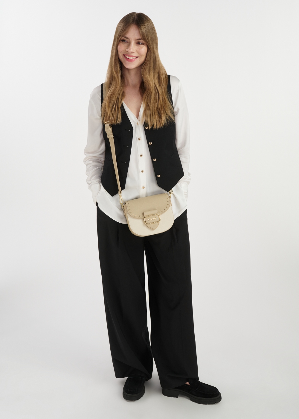 Kremowa listonoszka damska z ćwiekami TOREC-0880A-81(W25