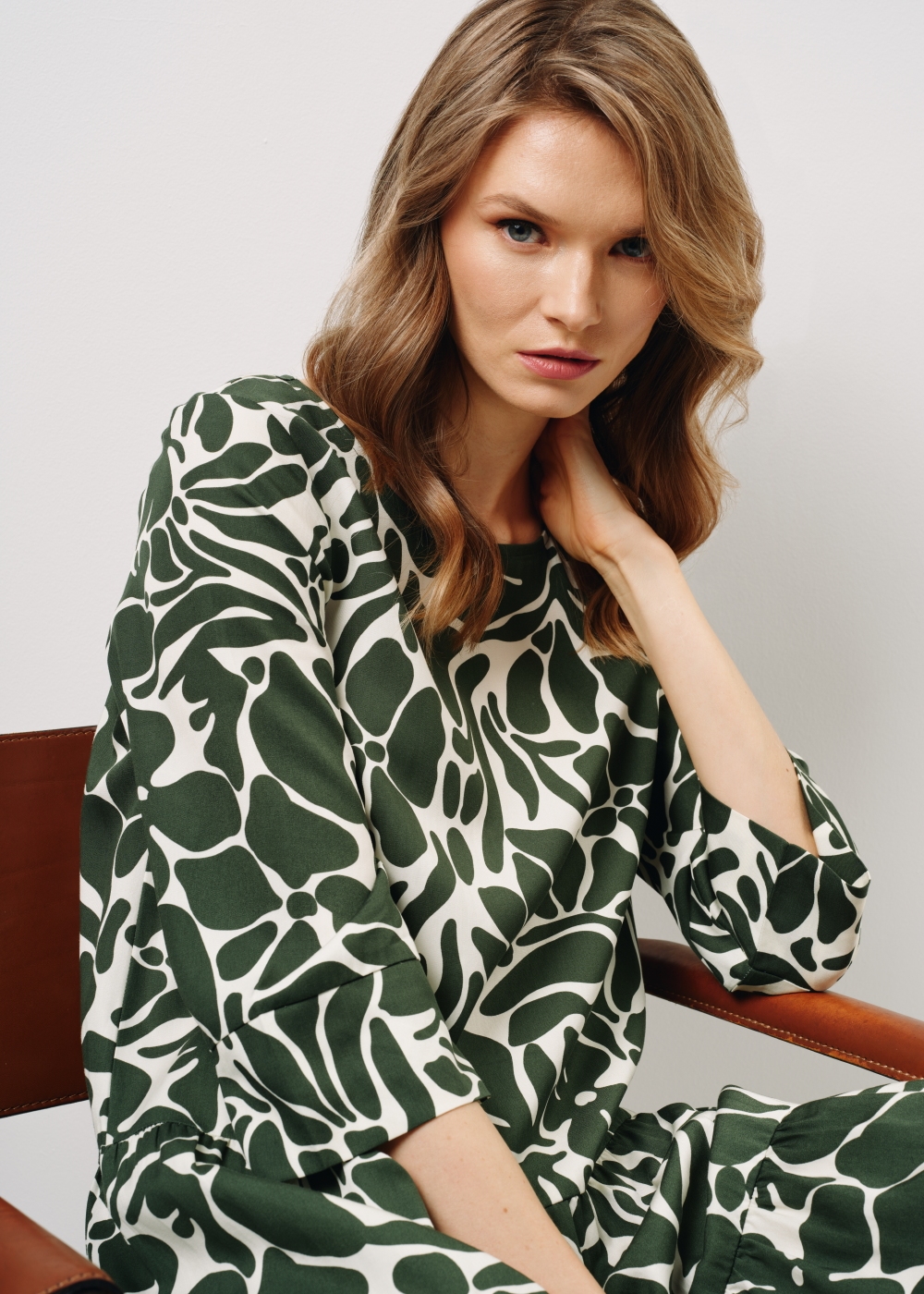 Zielono-biała sukieka z falbanami SUKDT-0184-55(W24) | OCHNIK