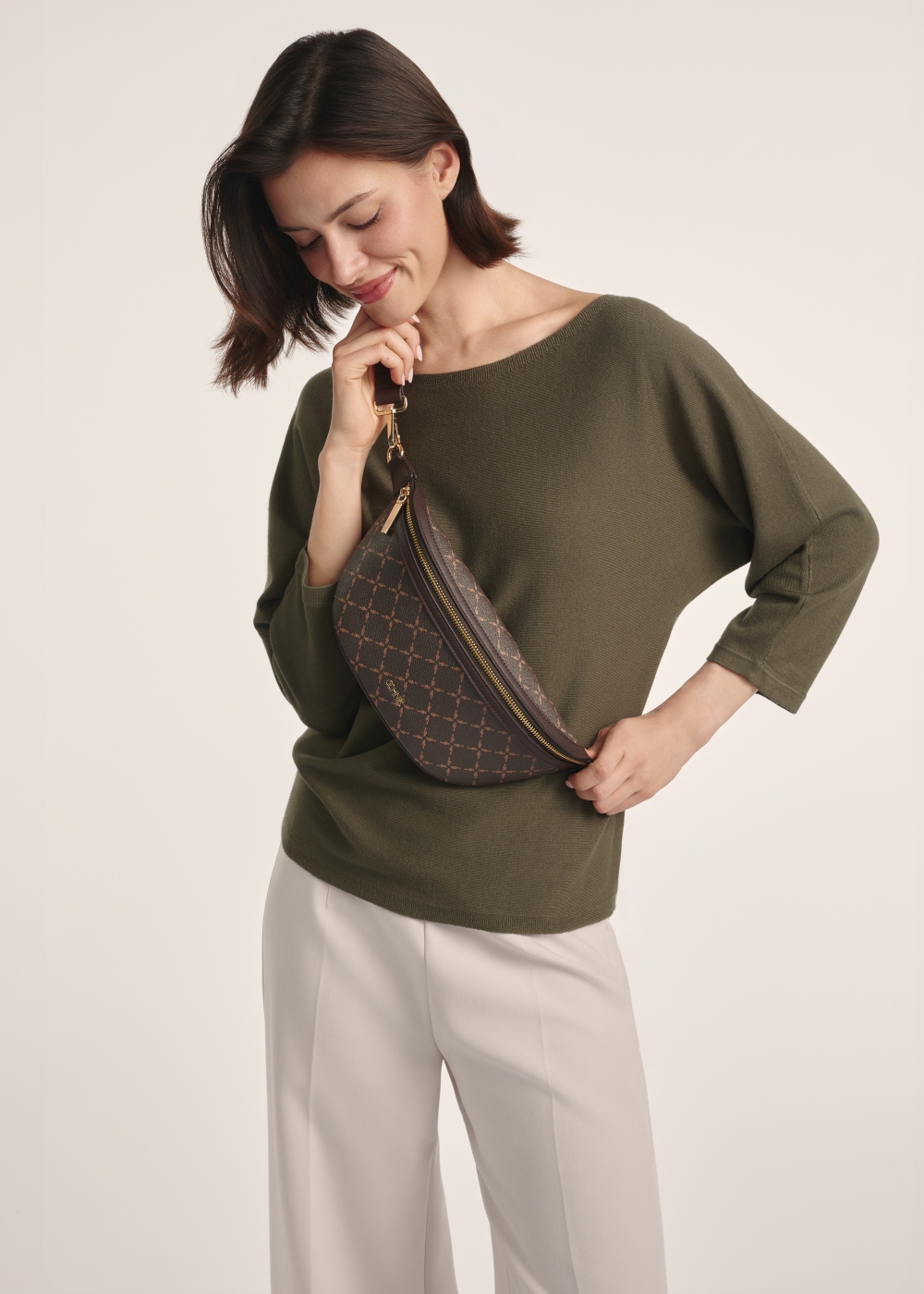 Brązowa nerka z monogramem TOREC-0981A-89 (Z25) | OCHNIK
