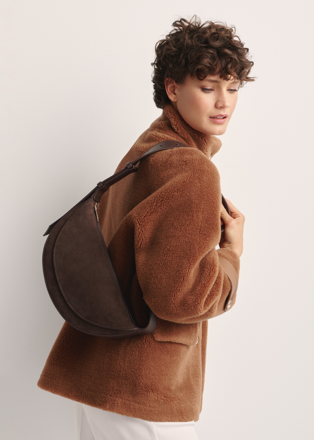 Brązowa zamszowa półokrągła torebka damska TORES-1178-89(Z25) | OCHNIK