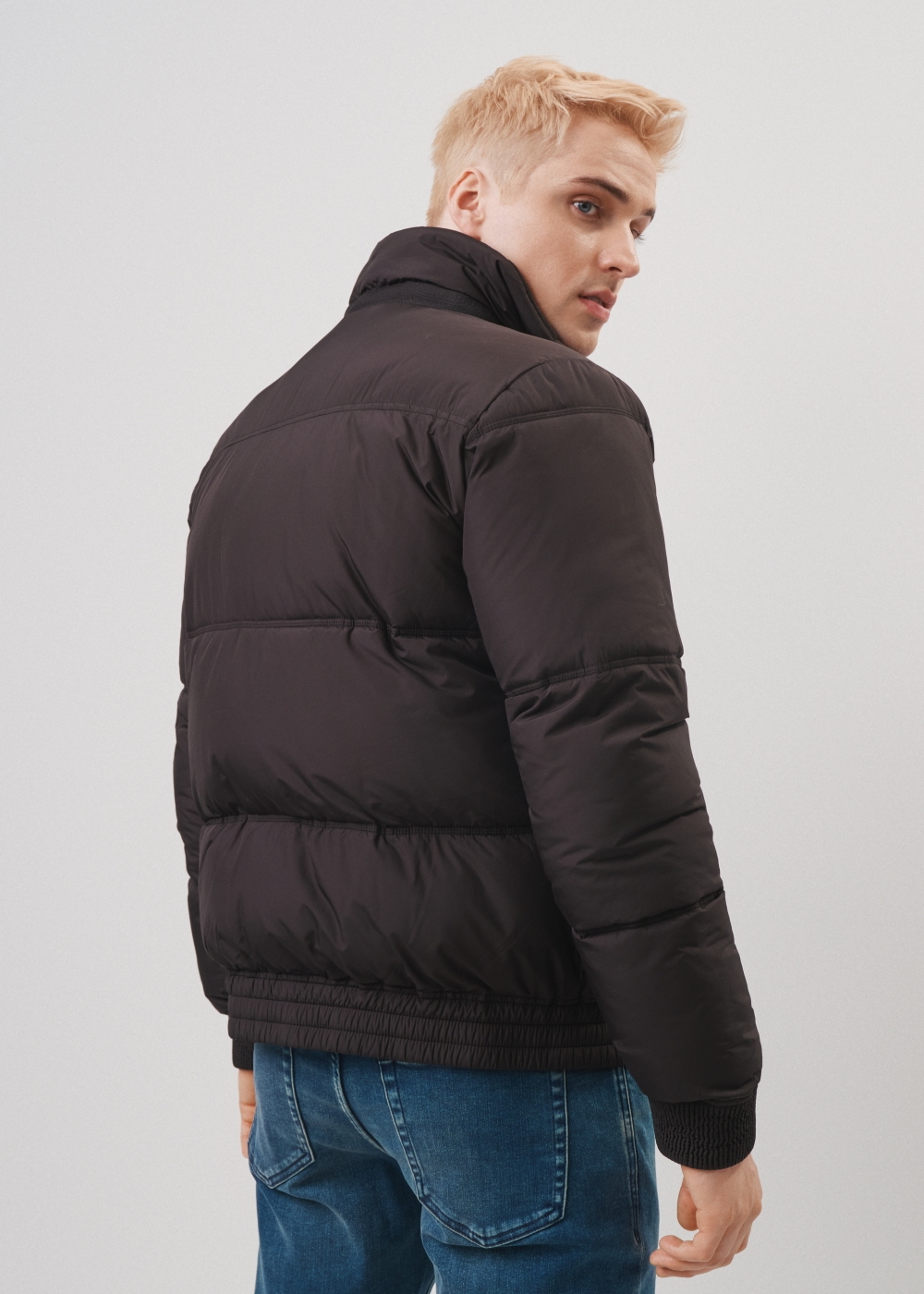 Czarna pikowana kurtka męska ze stójką KURMT-0306-99(Z23) | OCHNIK