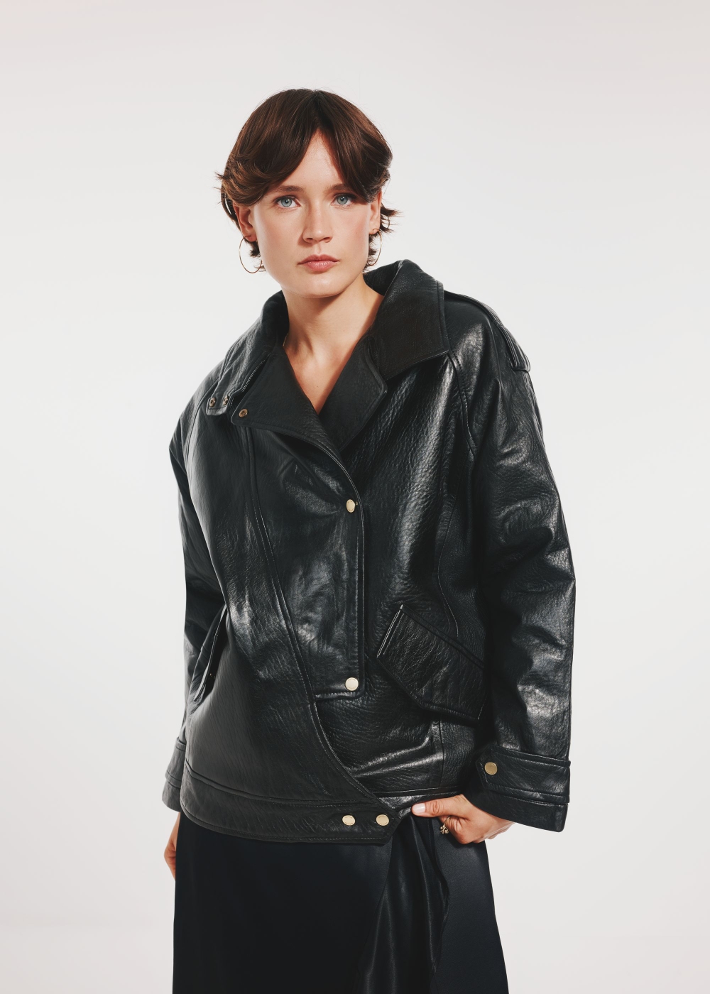 Czarna skórzana kurtka oversize damska KURDS-0489-1313(Z24) | OCHNIK