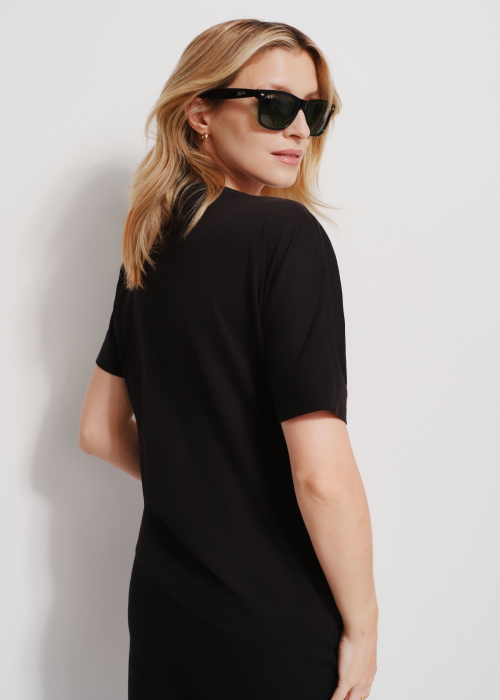Tシャツ・カットソー BLUMARINE Women Tunic Tops 2C239A 44711 N0990 NERO Black Czarny t-shirt damski z kwiatowym printem TSHDT-0132-99(Z24