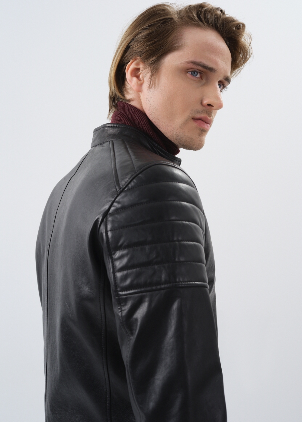 Czarna skórzana kurtka męska ze stójką KURMS-0320-1325(Z23) | OCHNIK