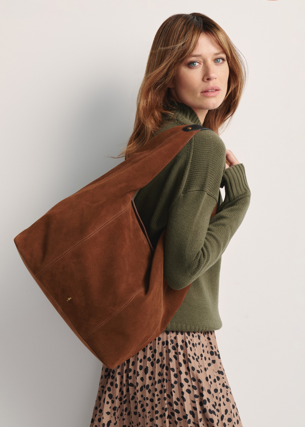 Brązowa zamszowa torebka damska TORES-1167-88(Z25) | OCHNIK