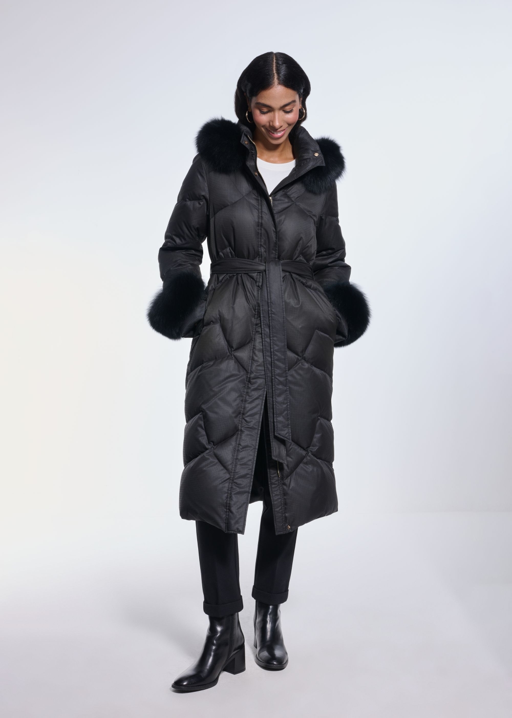 Czarna ocieplana kurtka damska zimowa KURDT-0521-99(Z24) | OCHNIK