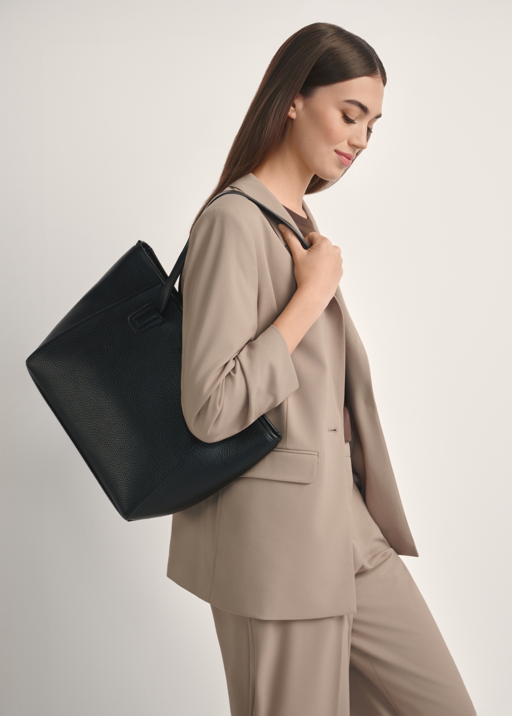 Czarna shopperka damska TOREC-1162-99(W26) | OCHNIK
