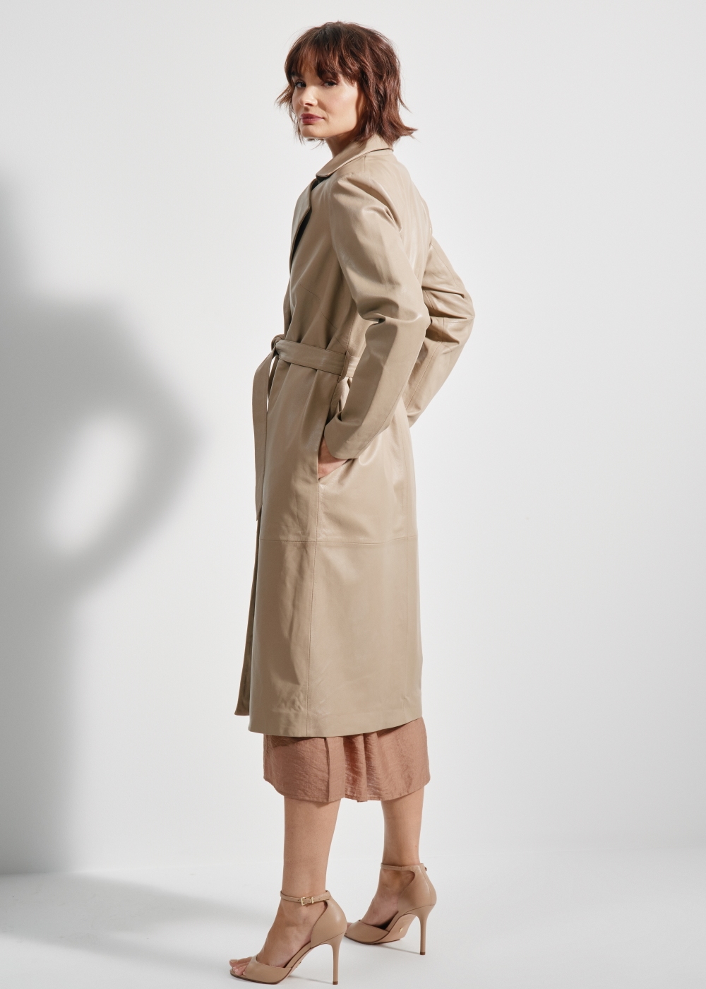 Długi skórzany płaszcz damski KURDS-0401-1349(W24) | OCHNIK