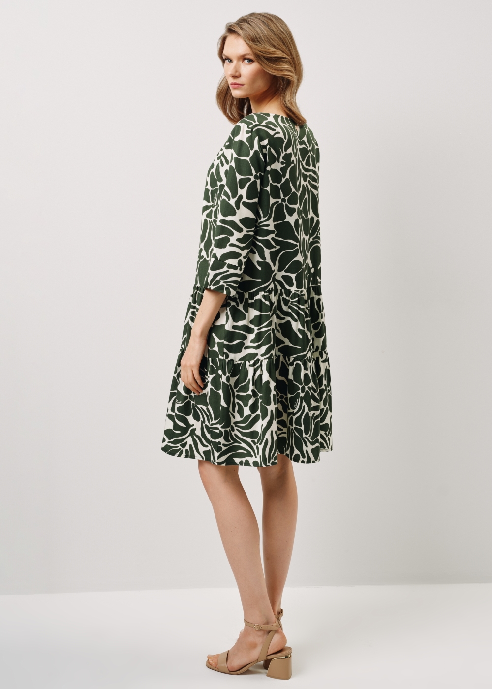 Zielono-biała sukieka z falbanami SUKDT-0184-55(W24) | OCHNIK