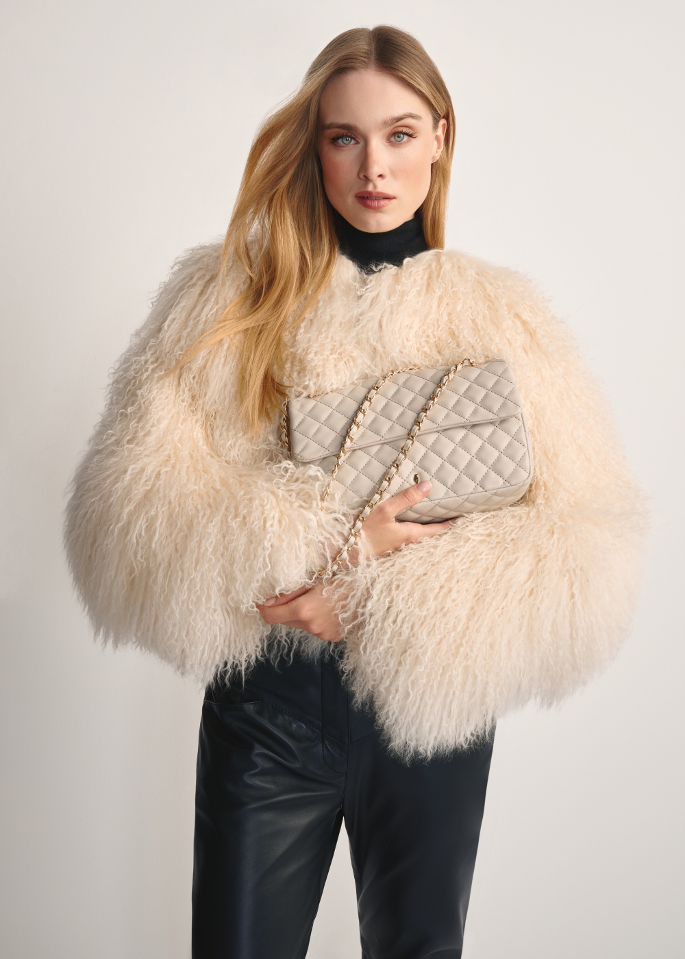 Kremowa pikowana torebka na łańcuszku TOREC-0443E-12(Z25