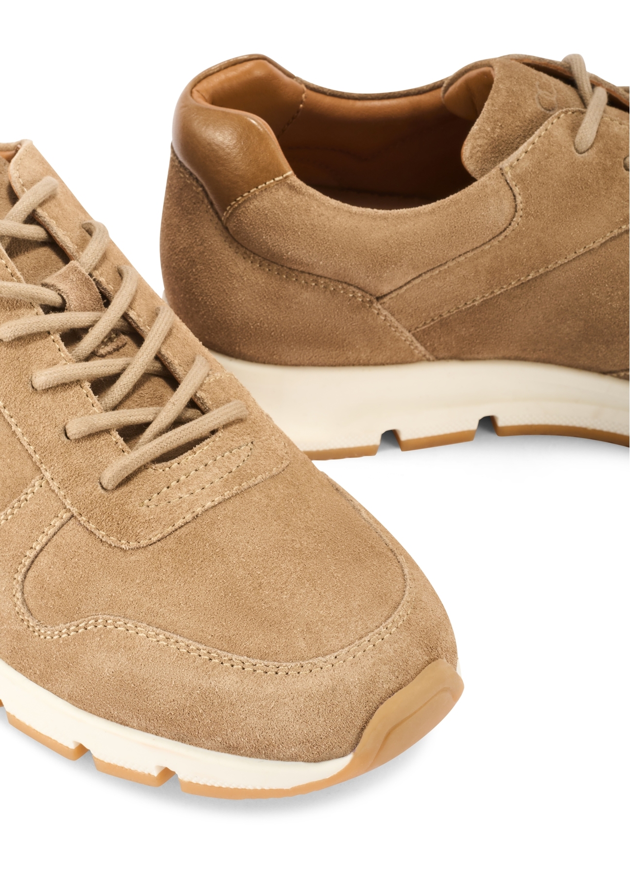 Zamszowe buty męskie w kolorze beżowym BUTYM-0541-1B(W26), zbliżenie na detal na białym tle.