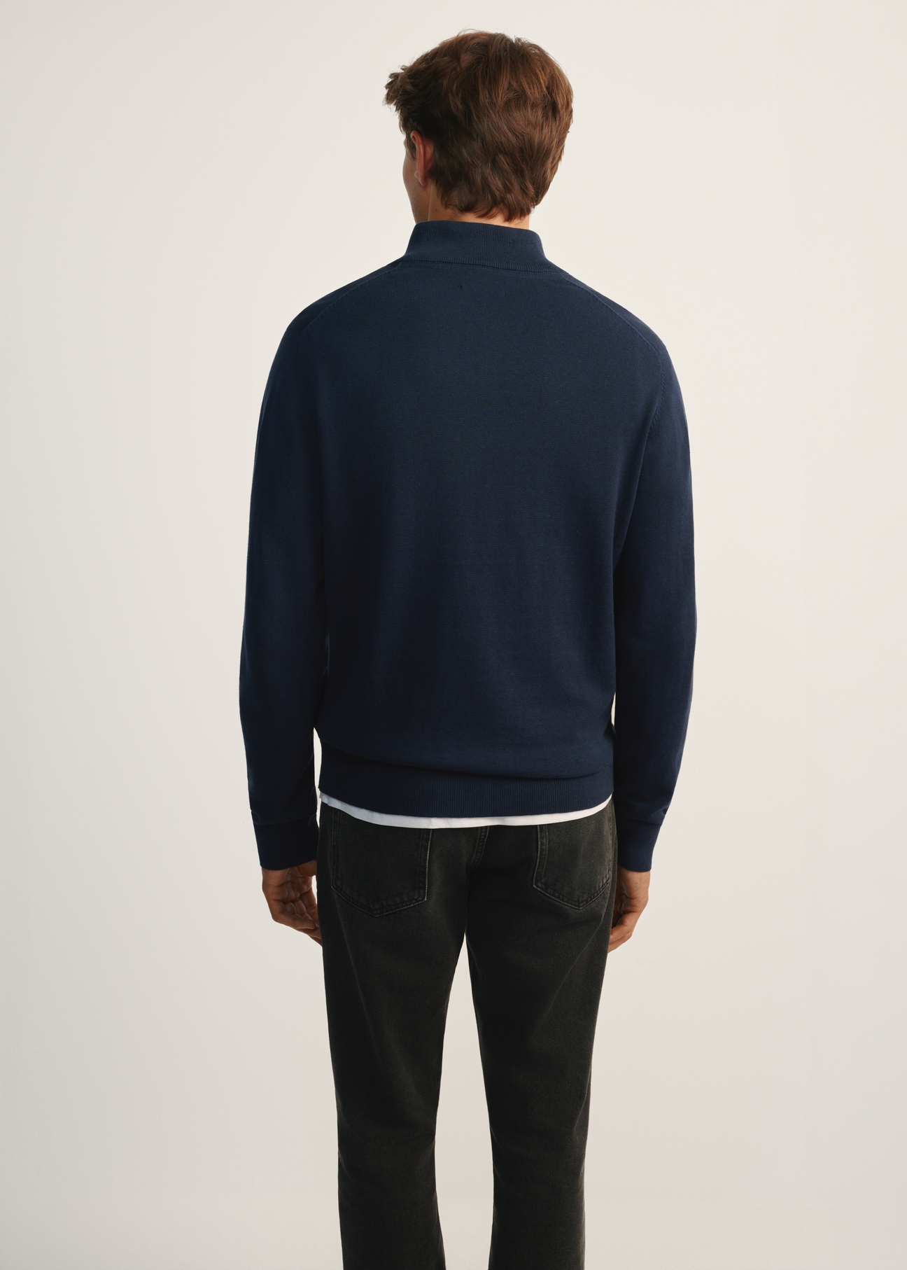 Granatowy sweter męski SWEMT-0174-68(Z25), widok produktu od tyłu na modelce, widoczna połowa sylwetki.
