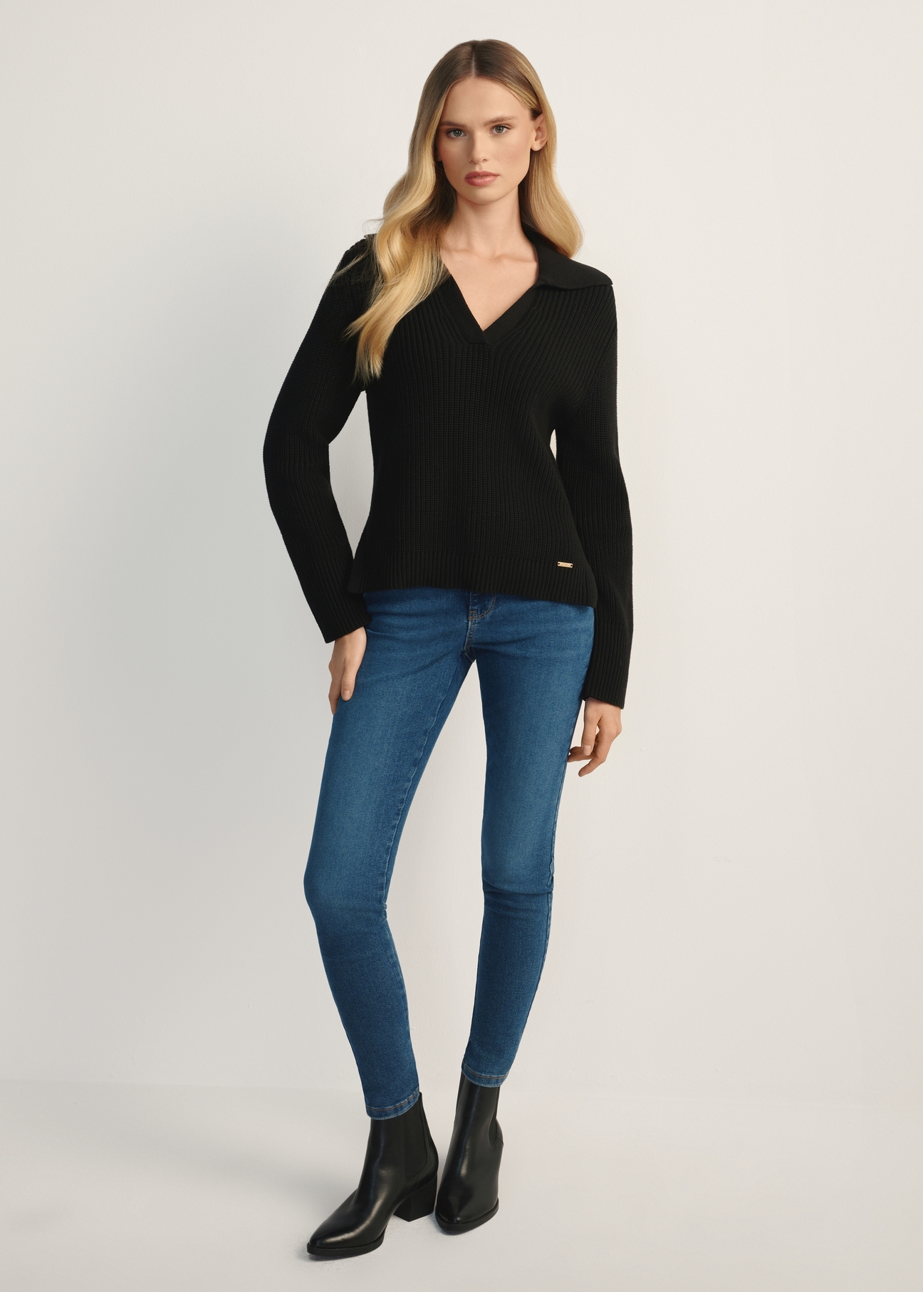 Niebieskie jeansowe spodnie damskie JEADT-0010A-61(Z25), widok produktu od przodu na modelce, widoczna cała sylwetka.