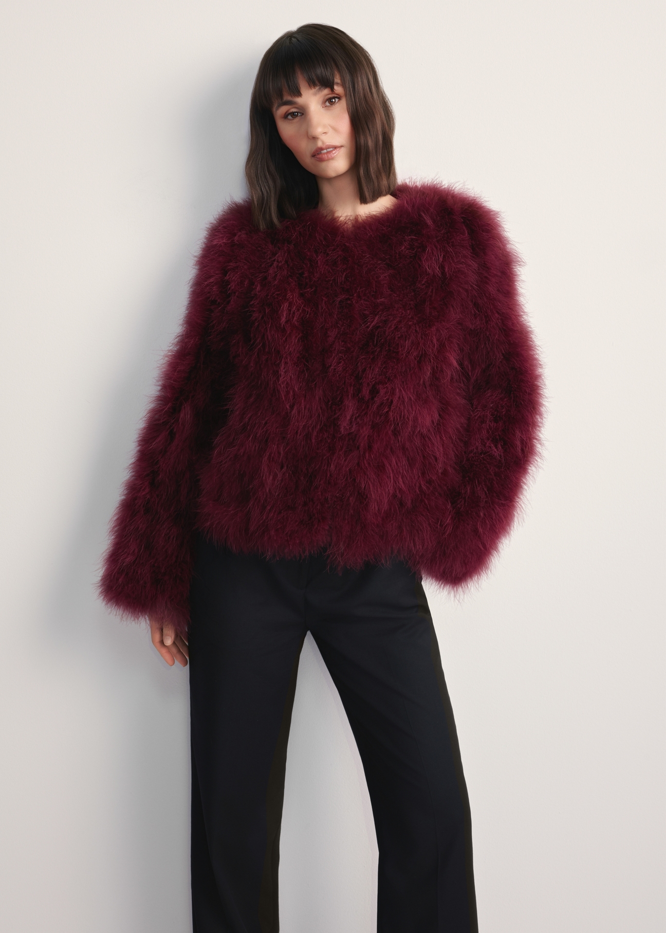 Kurtka damska z piór indyczych FUTDF-0097A-3183(Z25), widok produktu z przodu na modelce. Widoczna połowa sylwetki.