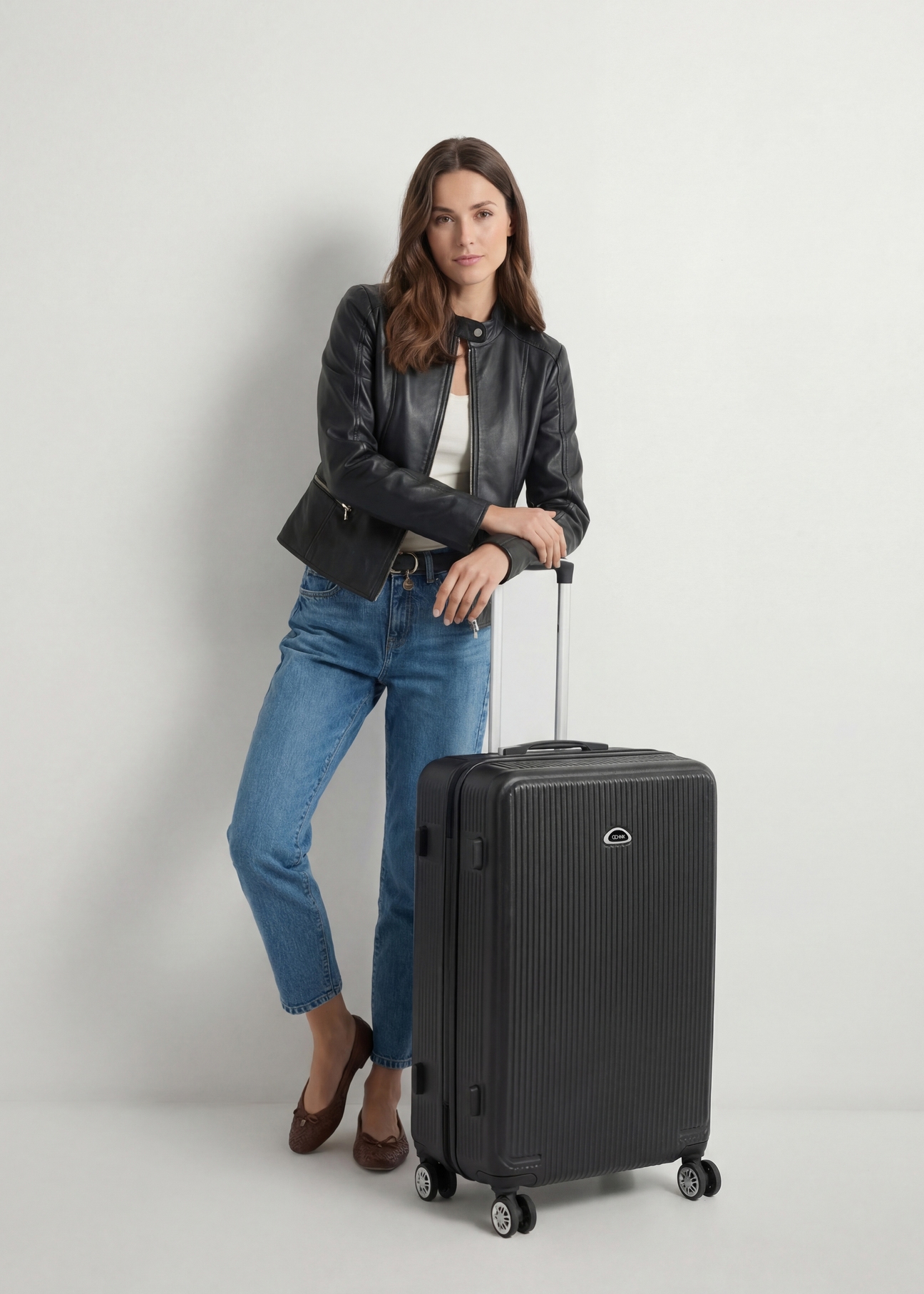 Walizka duża na kółkach WALAB-0053-99-29(W25), widok produktu od przodu przy modelce, widoczna cała sylwetka.