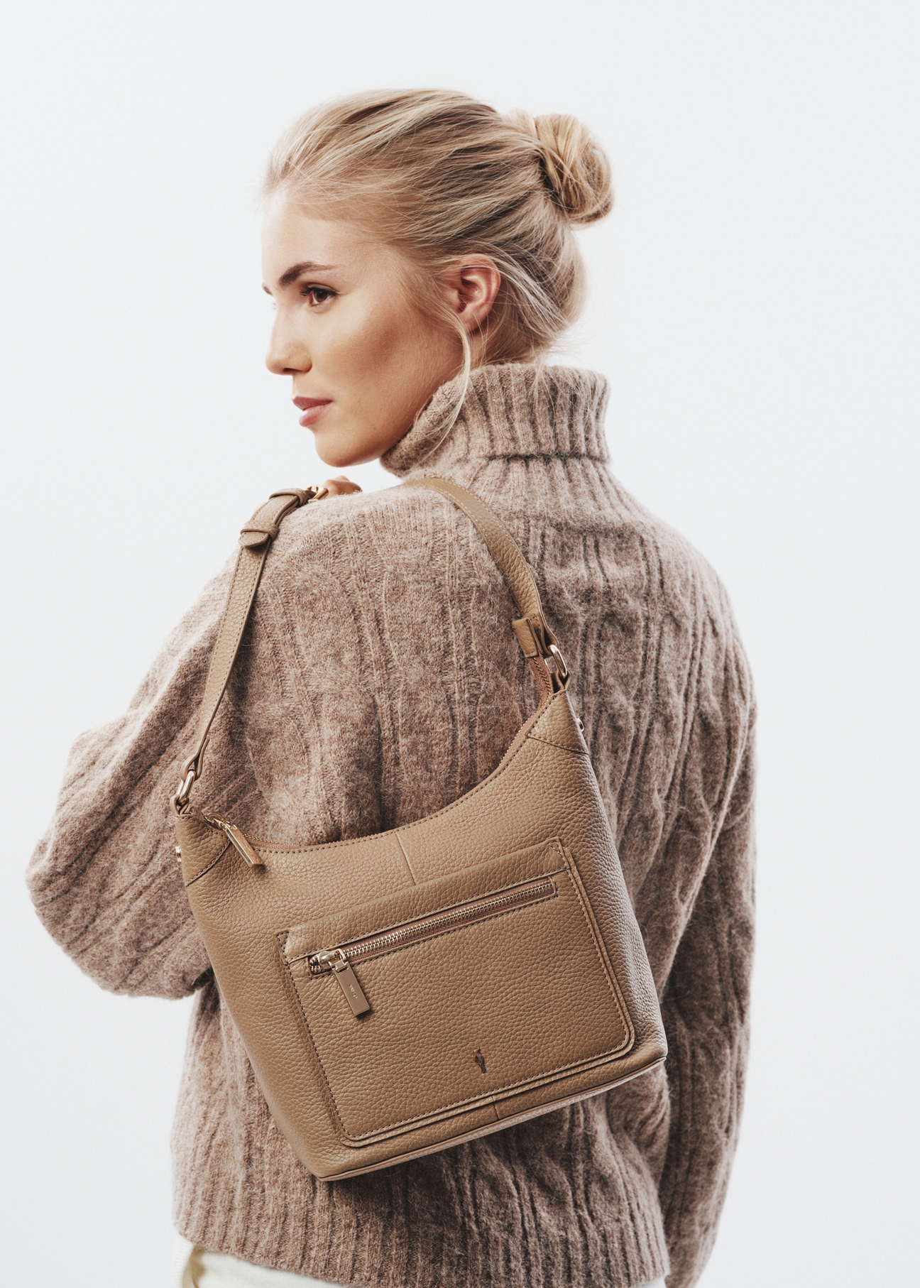 Beżowa skórzana torebka damska w stylu hobo TORES-0957-82(Z23)-07