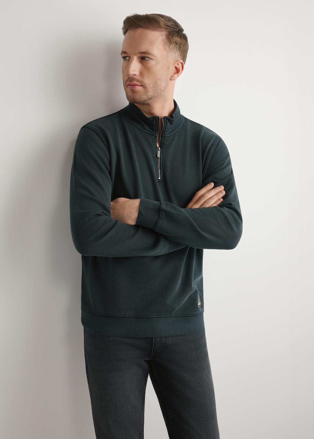 Czarna bawełniana bluza męska BLZMT-0077-99(W26), widok produktu z przodu na modelu. Widoczna połowa sylwetki.