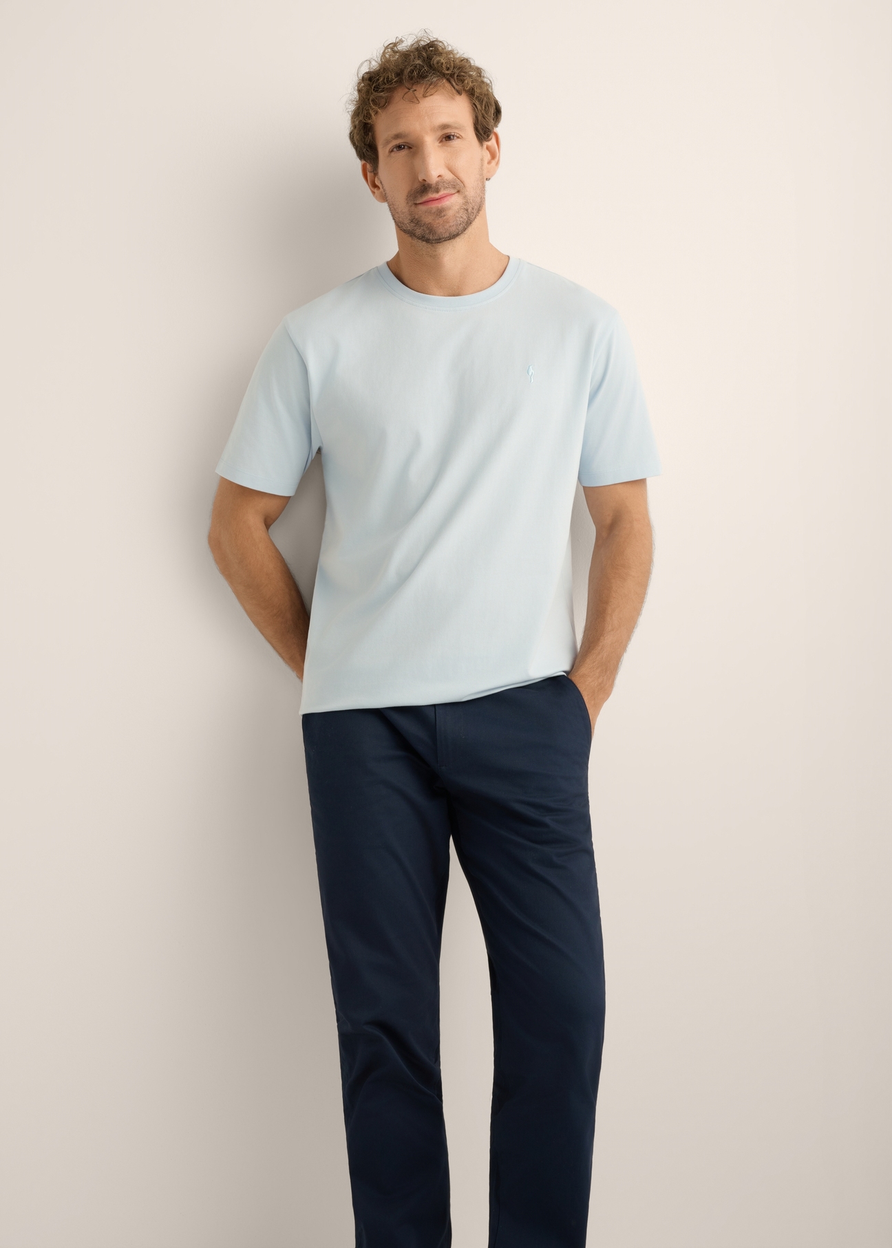 Jasnoniebieski T-shirt męski TSHMT-0120-7A(Z26). Widok produktu z przodu na modelu. Widok na połowę sylwetki.
