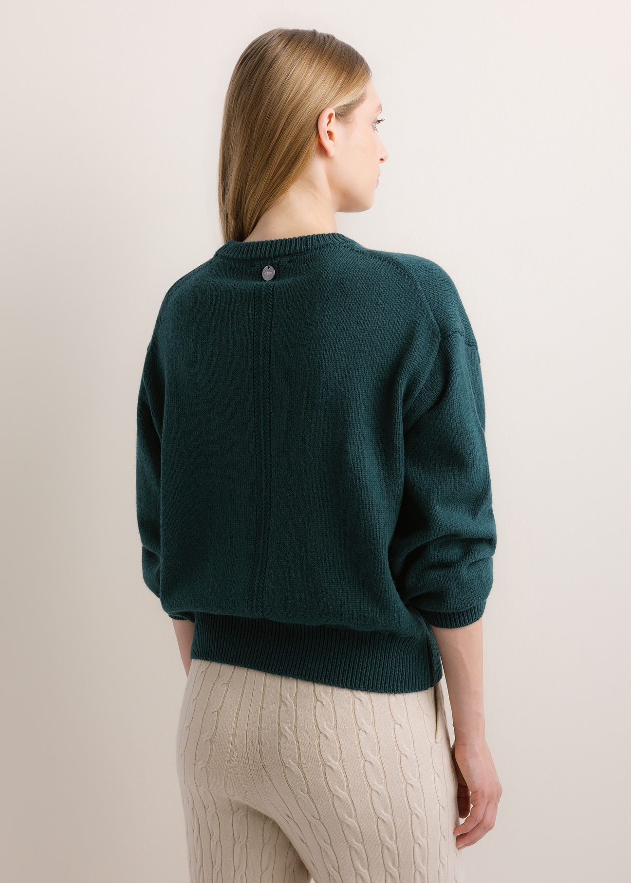 Turkusowy sweter damski oversize SWEDT-0280-7F(Z26), widok produktu z tyłu na modelu. Widoczna połowa sylwetki.