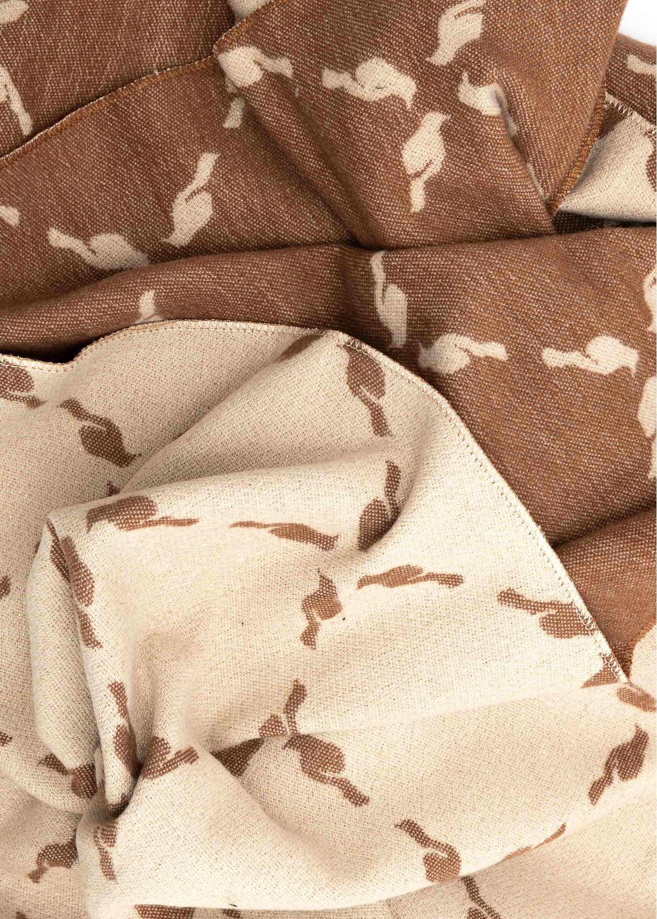 Dwustronny szalik damski z monogramem SZADT-0206-24(Z25), zbliżenie na strukturę produktu, widok na białym tle.