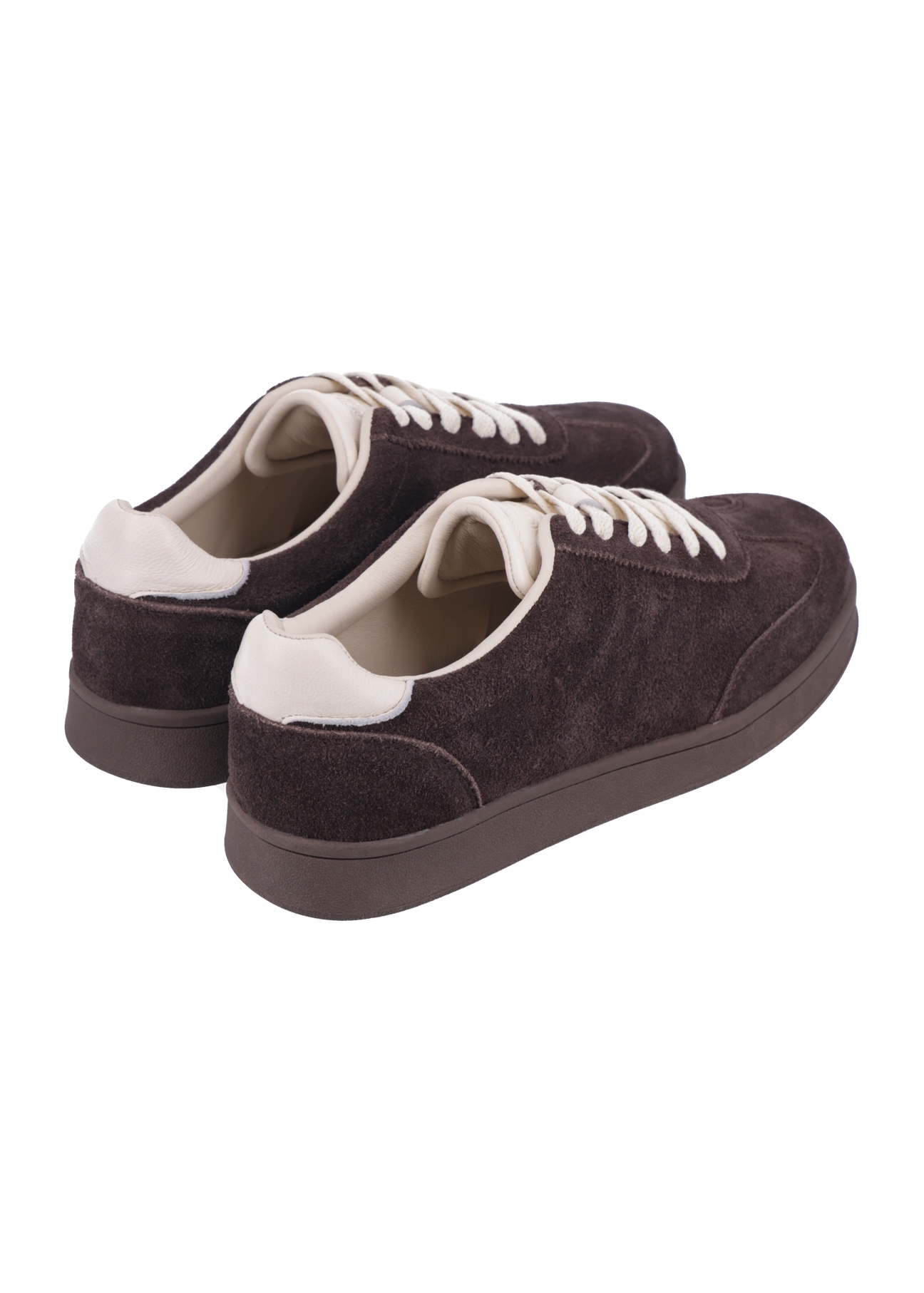 Zamszowe buty sportowe w kolorze ciemnobrązowym BUTYD-1317-1 I(Z26), widok produktu z tyłu na białym tle.