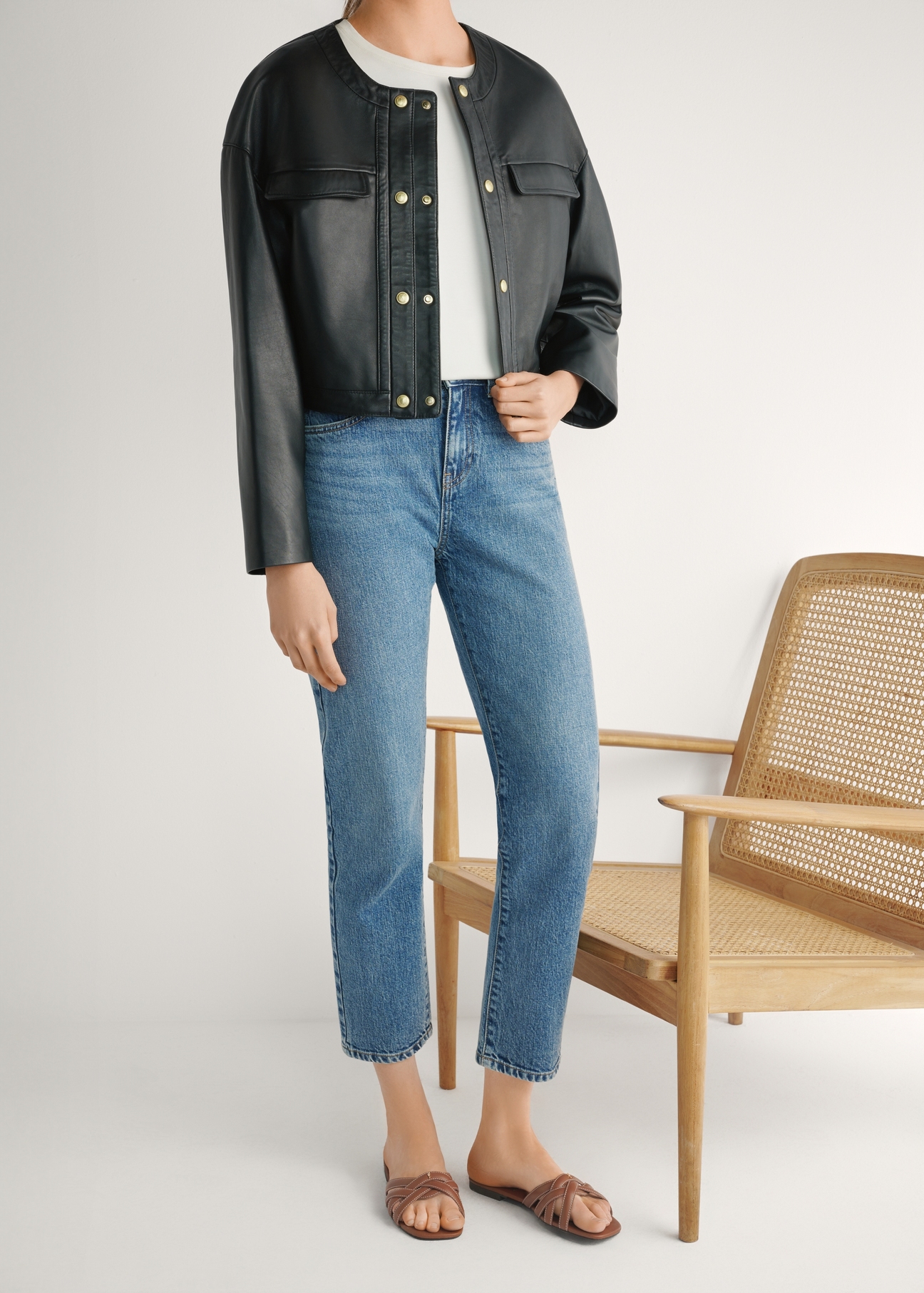 Camelowe skórzane klapki damskie z plecionką BUTYD-1222-1D(W26), widok produktu z przodu na stopach modelki, na jasnym tle.