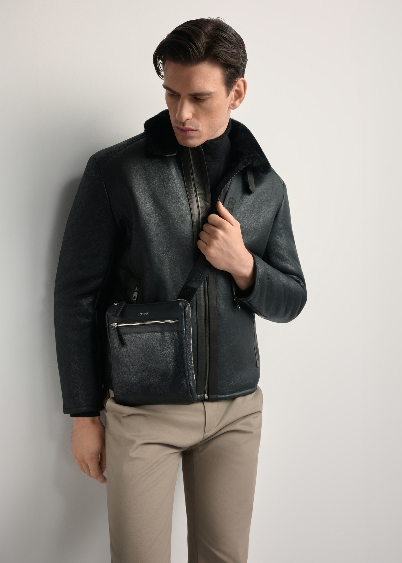 Skórzana listonoszka męska TORMS-0294A-99(Z25) - widok produktu z przodu, na modelu, na białym tle. Widoczna sylwetka do kolan.