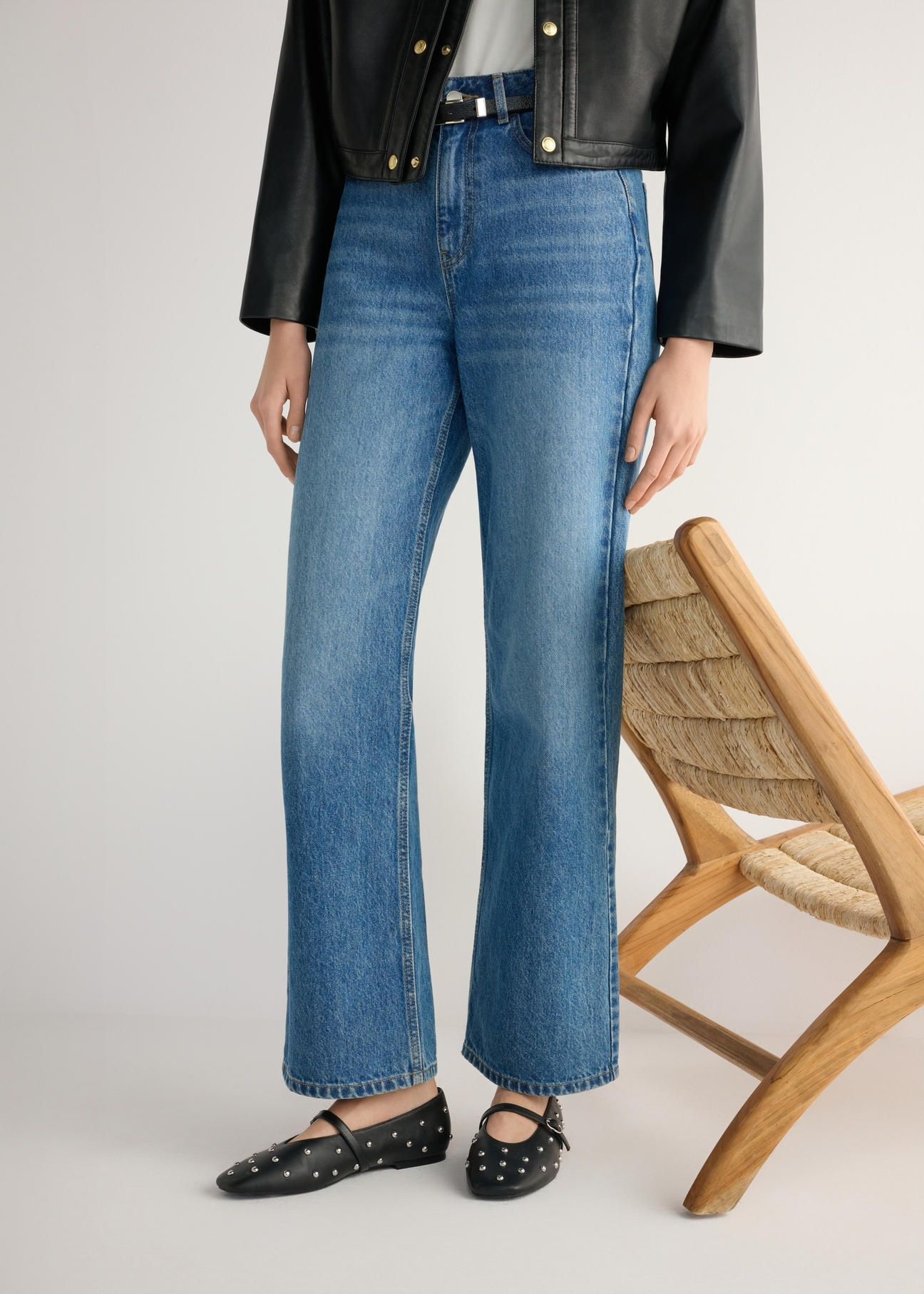 Czarne skórzane baleriny damskie z dżetami BUTYD-1235-99(W26), widok produktu od przodu na modelce, widoczna połowa sylwetki.