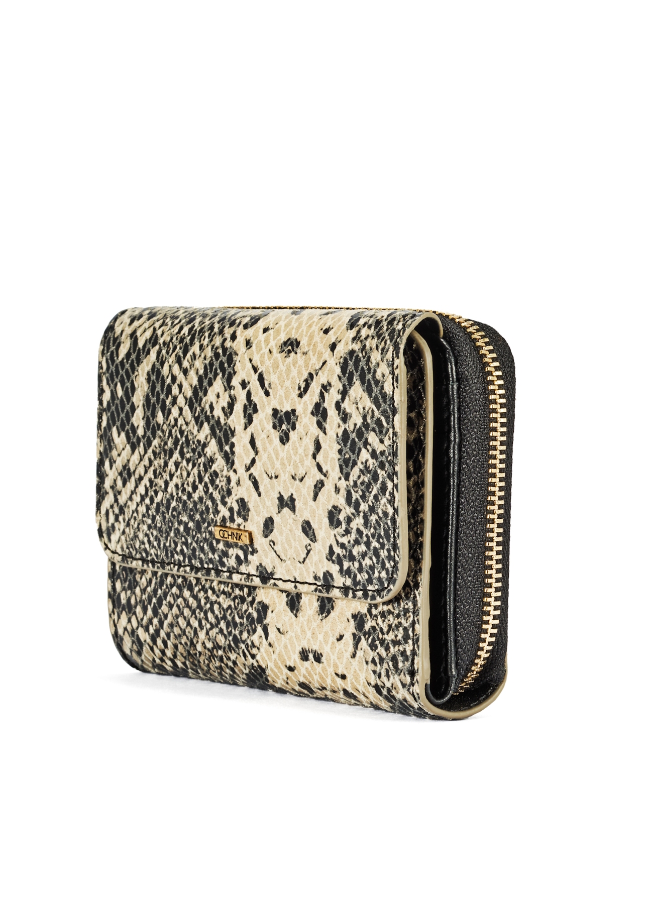 Mały skórzany portfel animal print PORES-0949-81(W25) - widok produktu po skosie na białym tle. 