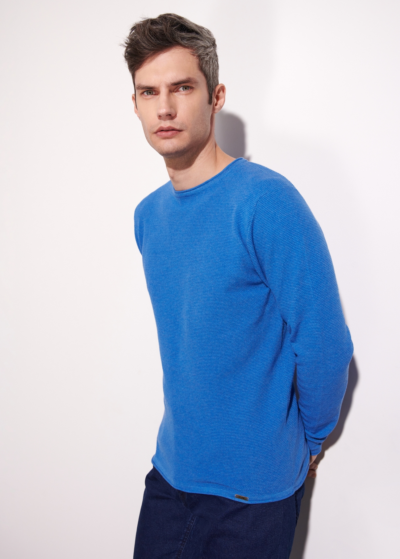 Niebieski sweter męski basic SWEMT-0128-61(W23)-01