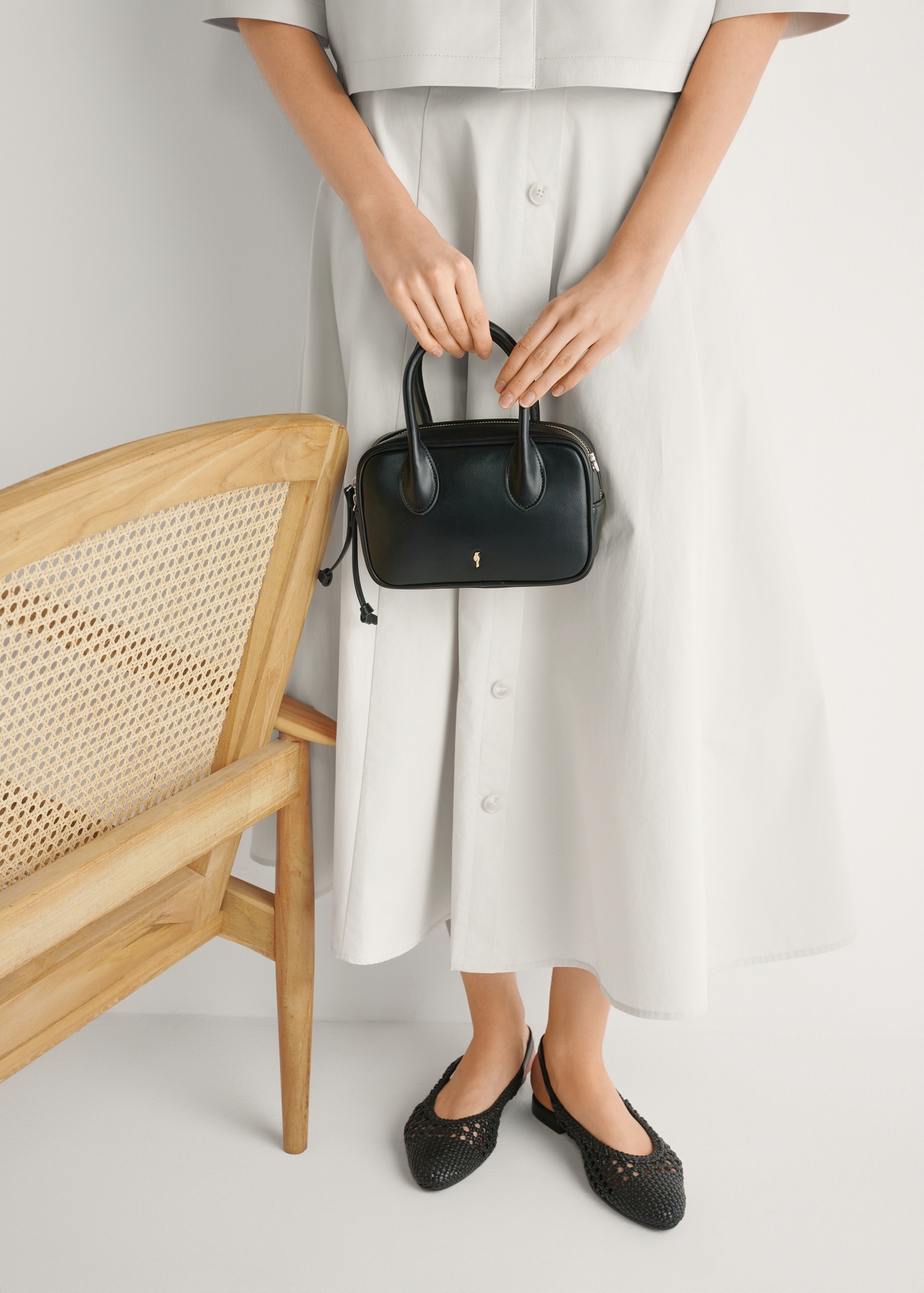 Czarne plecione buty damskie BUTYD-1252-99(W26), widok produktu z przodu na stopach modelki, na jasnym tle.