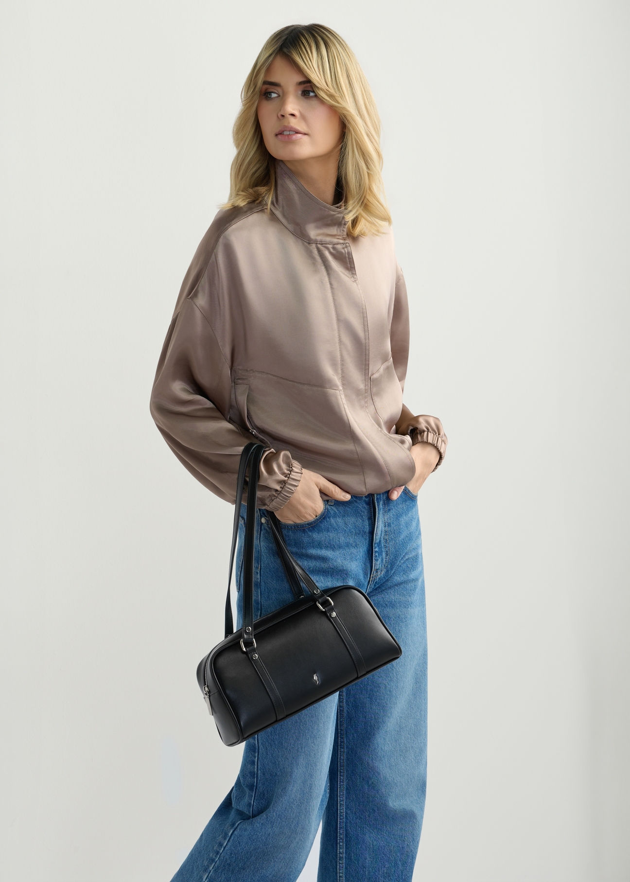 Czarna torebka na ramię TOREC-1233-9G(W26), widok produktu z przodu na sylwetce modelki.