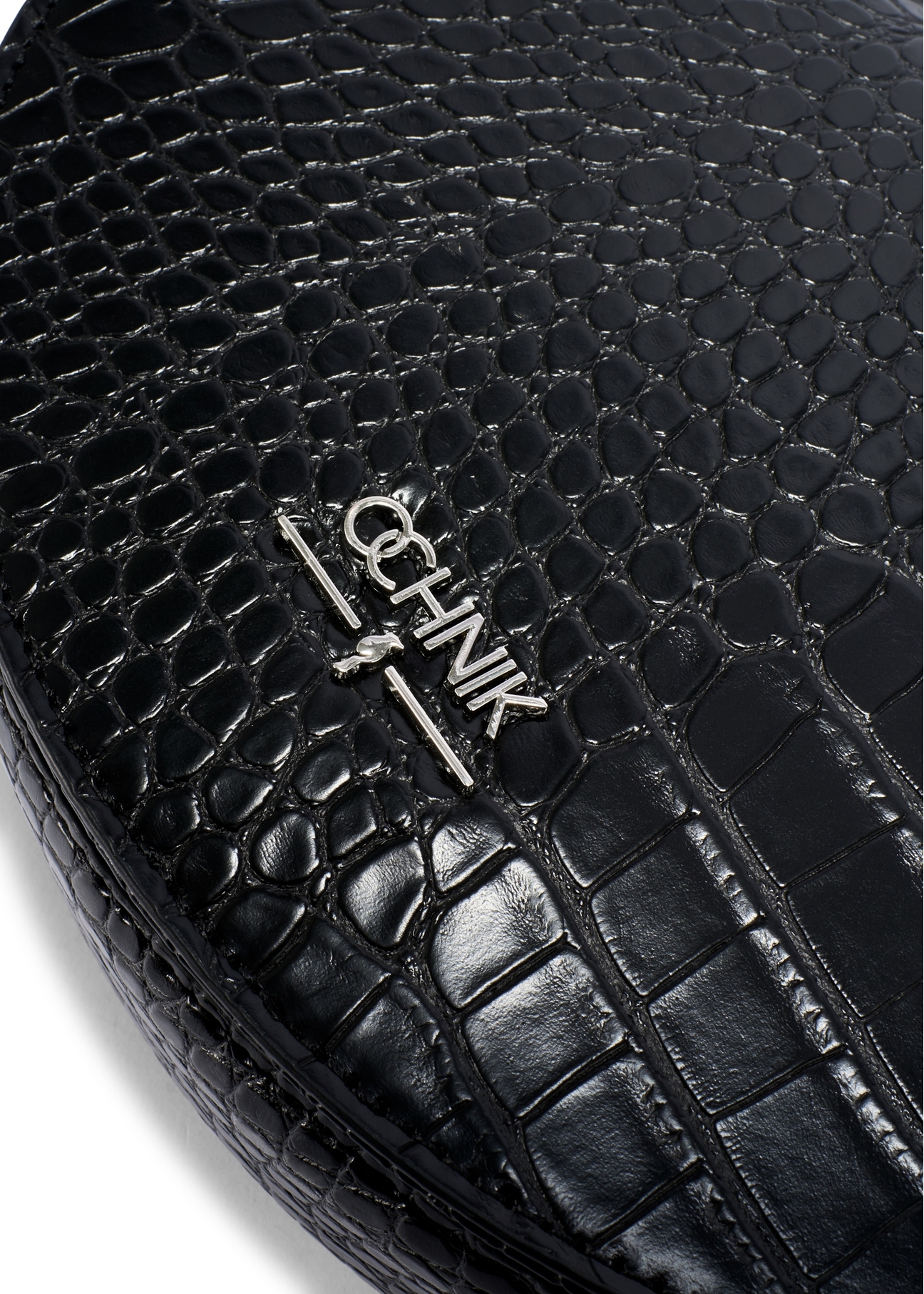 Czarna półokrągła listonoszka damska croco TOREC-1184-9G(W26), zbliżenie na detal produktu na białym tle.