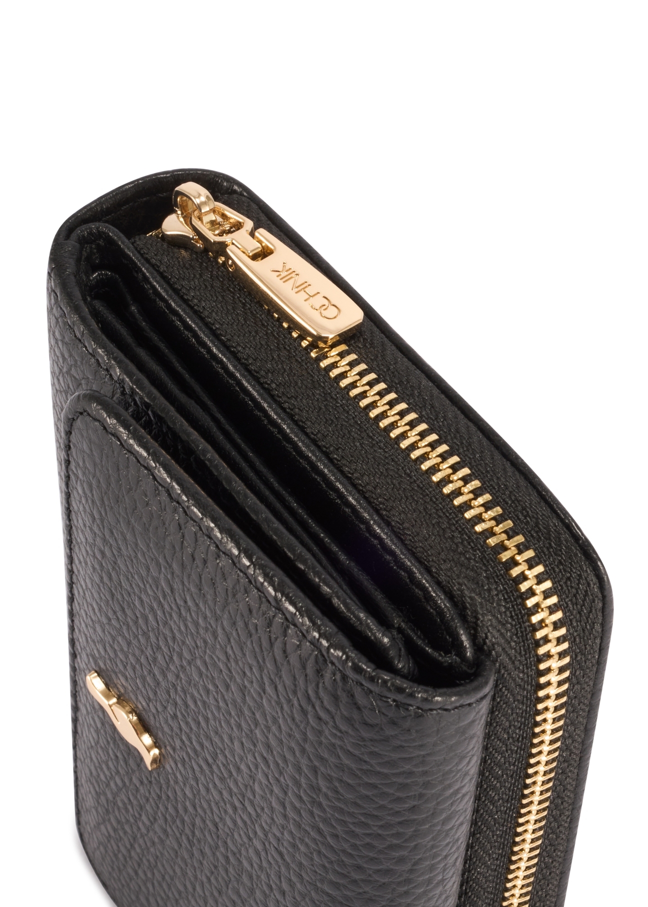 Mały czarny skórzany portfel damski PORES-0802R-9I(W26), zbliżenie na detal produktu na białym tle.