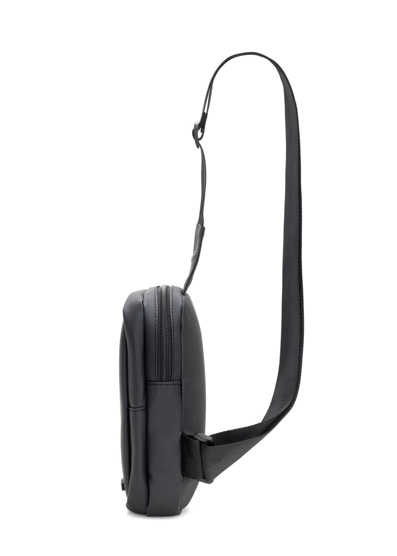 Czarna męska saszetka na ramię TORMN-0393-9J(W26) - widok produktu z boku, na białym tle. 