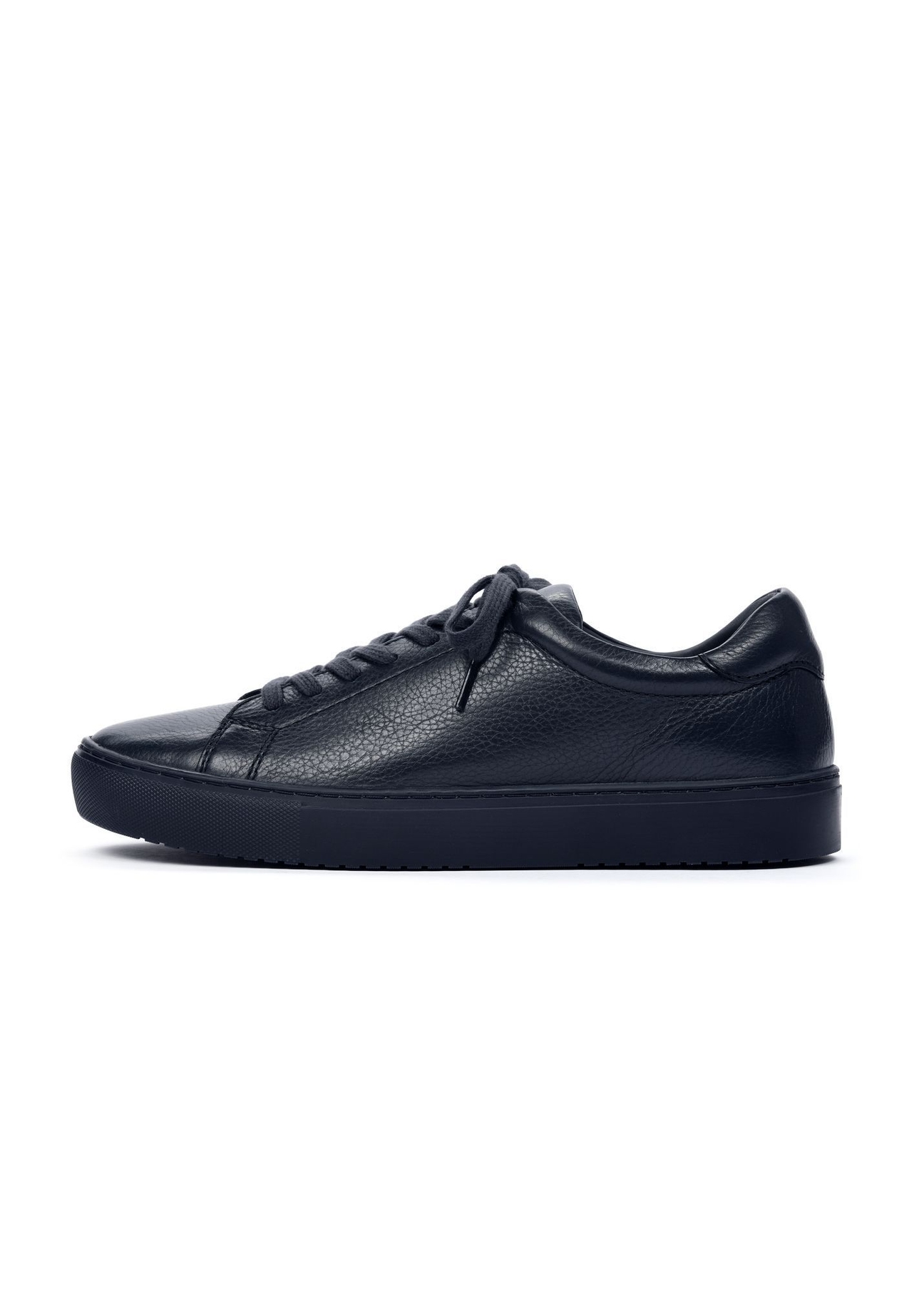 Granatowe skórzane buty sportowe BUTYM-0503A-7D(Z26), widok produktu z boku na białym tle.