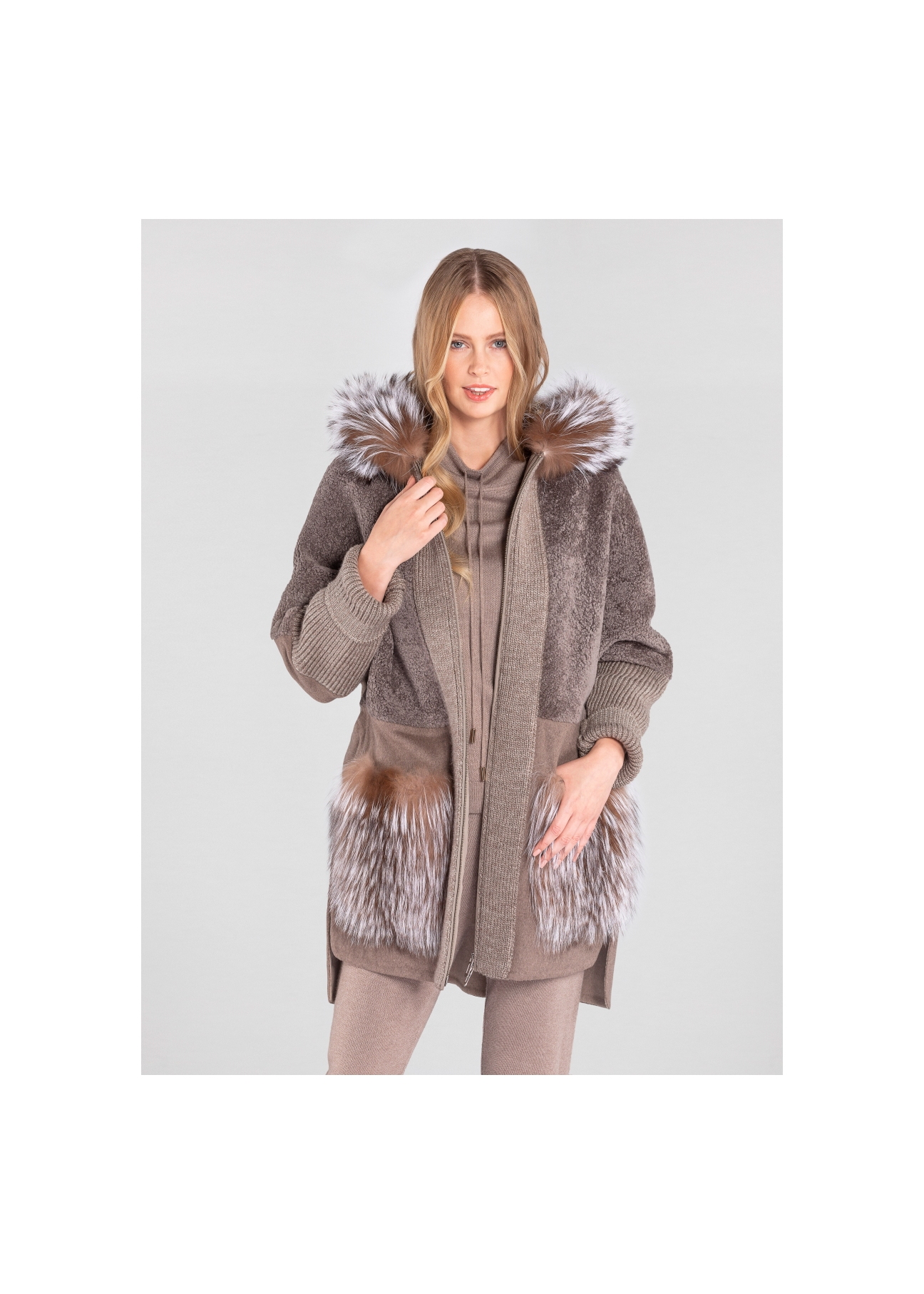 Krótki kożuch damski oversize z kapturem KOZDS-0049-0996(Z21)-02