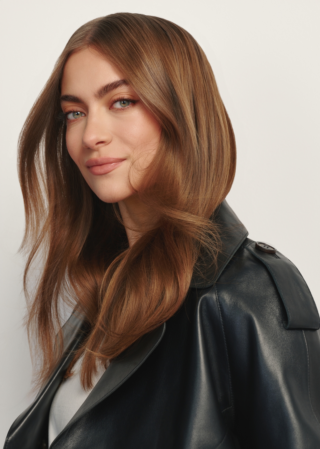 Czarna krótka skórzana kurtka damska oversize KURDS-0540-99(W26), zbliżenie na detal produktu na modelce.