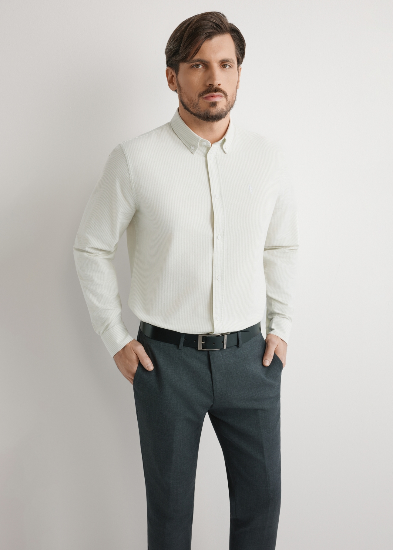 Bawełniana szałwiowa koszula męska w paski KOSMT-0354-8F(W26) - widok produktu z przodu, na modelu, na jasnym tle. Widoczna sylwetka do kolan.