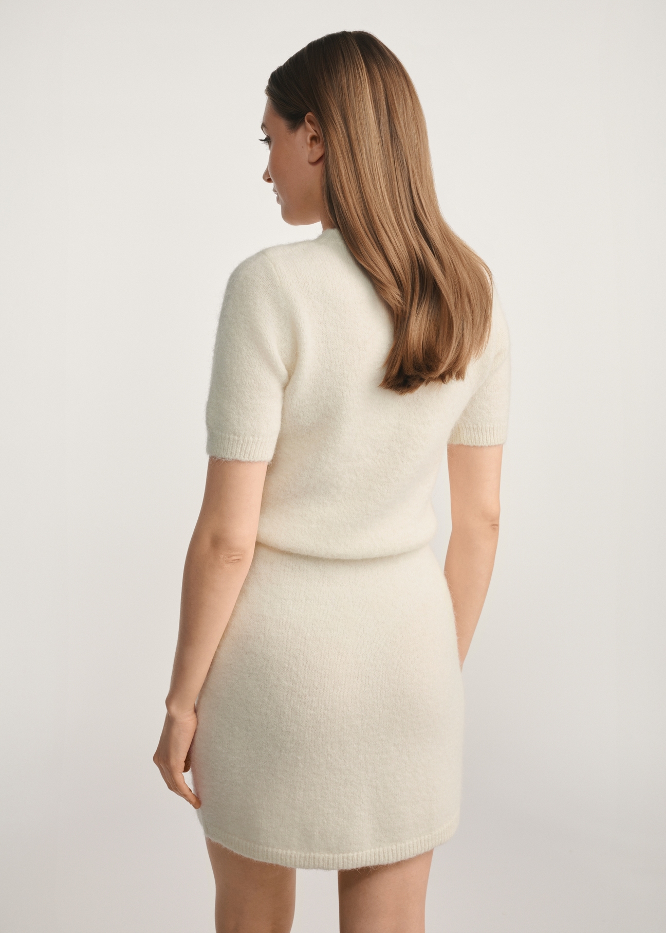 Wełniany sweter damski SWEDT-0256-12(Z25), widok produktu z tyłu na modelce. Widoczna połowa sylwetki.