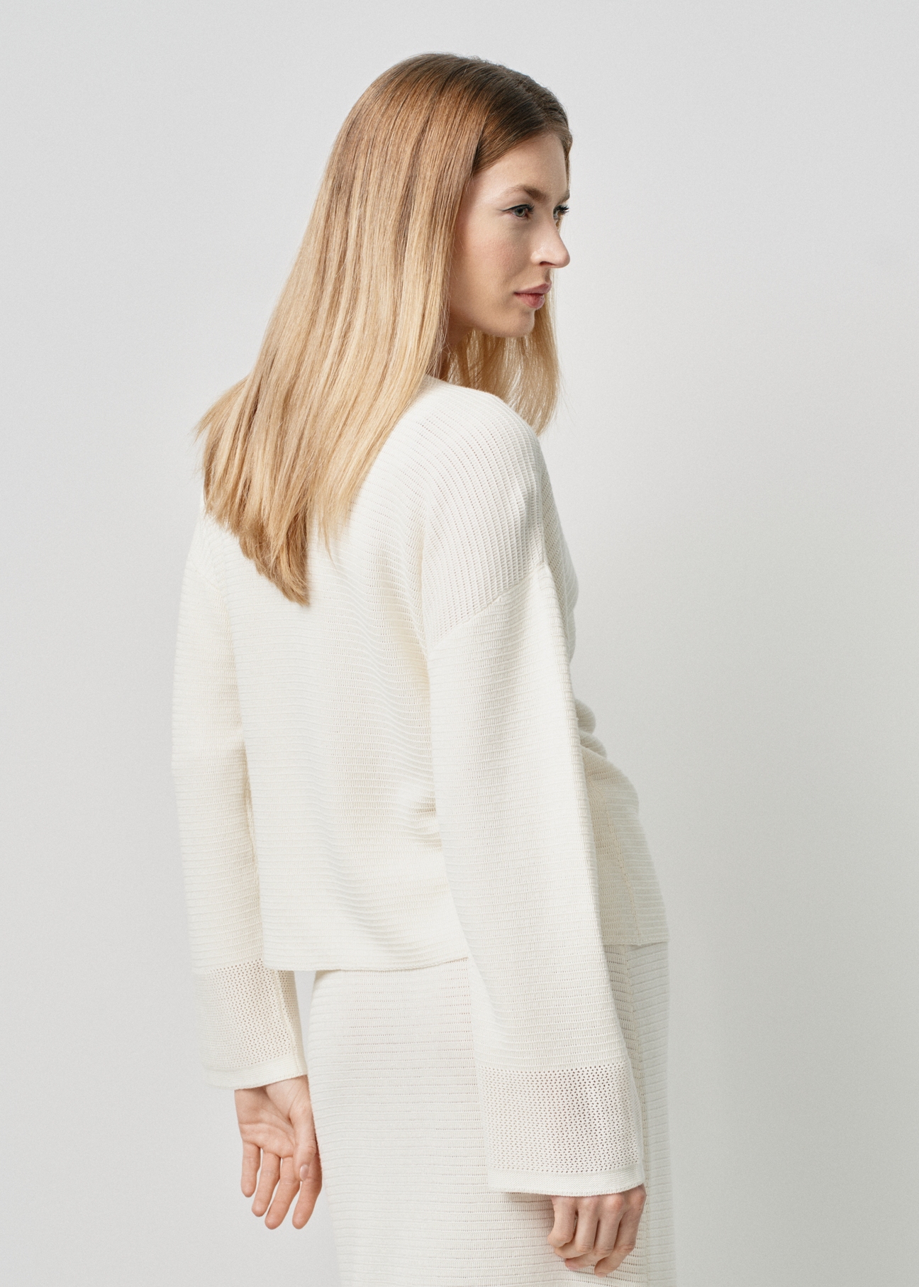 Kremowy sweter V-neck damski SWEDT-0204-81(W24)-02