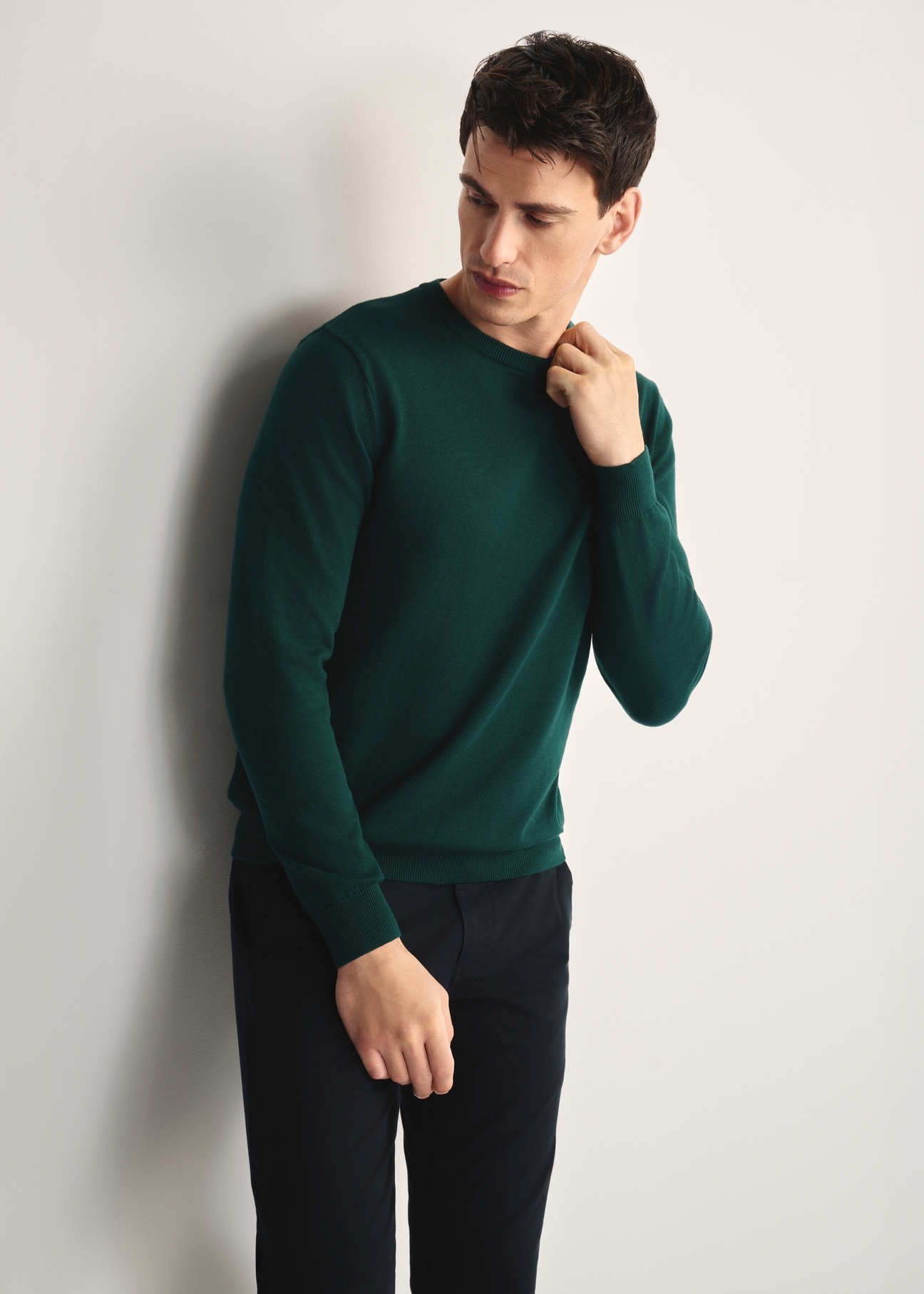 Zielony sweter męski basic SWEMT-0114A-54(Z25), widok produktu od przodu na modelu, widoczna połowa sylwetki.