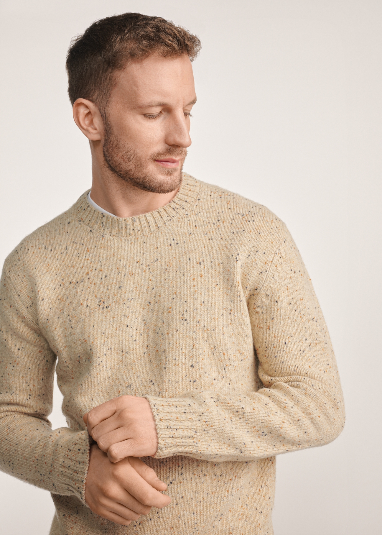 Beżowy sweter męski SWEMT-0173-24(Z25), widok produktu z przodu na modelu, zbliżenie na popiersie.