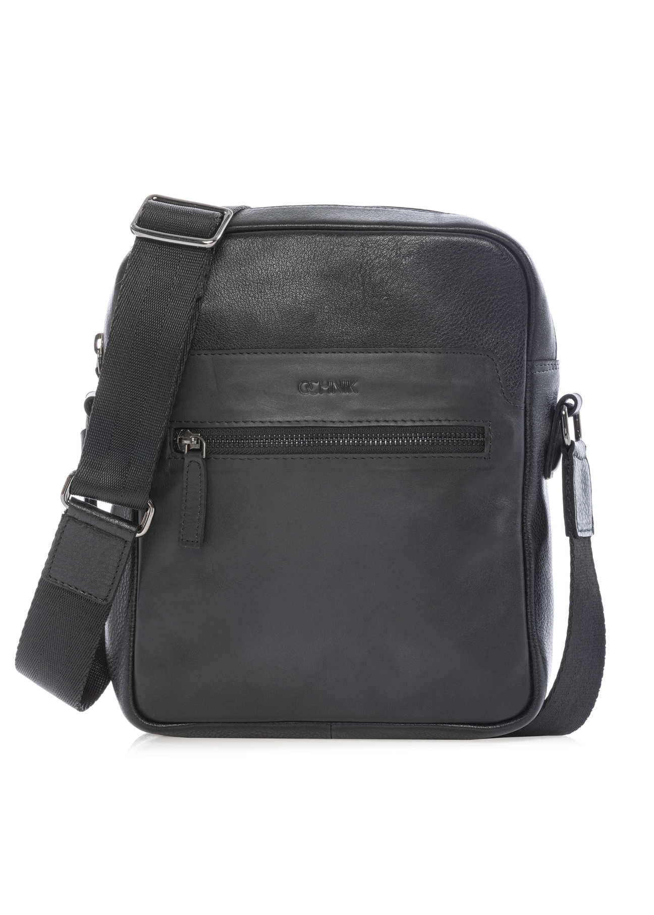 Czarna skórzana listonoszka męska TORMS-0499-99(W26), widok produktu z przodu na białym tle.