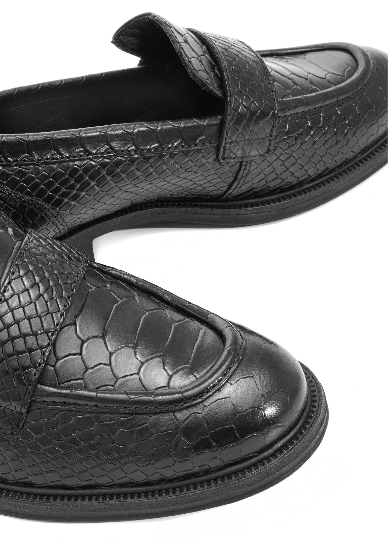 Czarne skórzane mokasyny damskie croco BUTYD-1198-99(Z25), zbliżenie na detal produktu na białym tle.