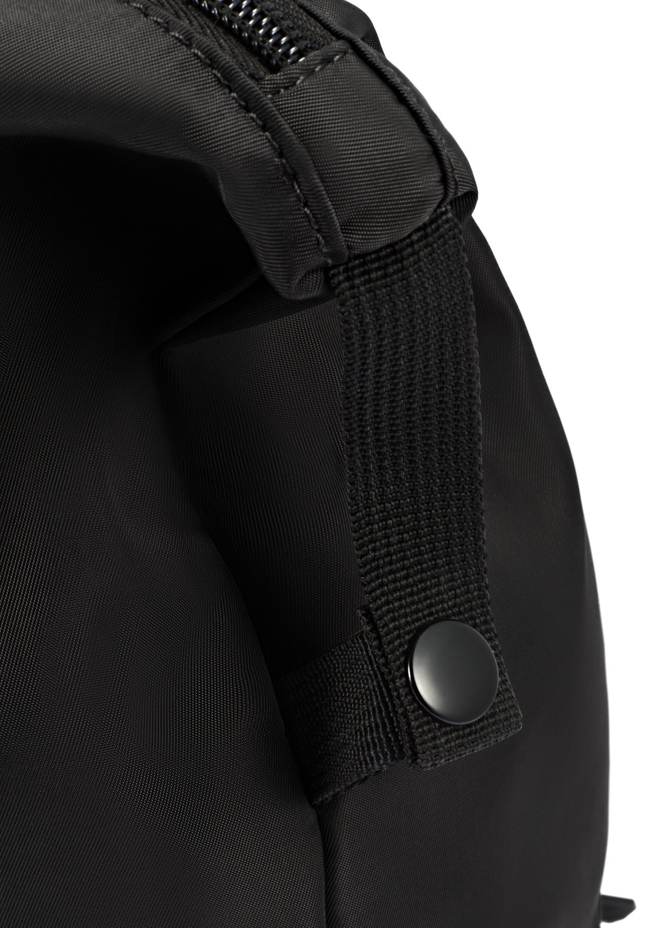 Czarna torba męska TORMN-0369-99(Z25), zbliżenie na detal produktu na białym tle.